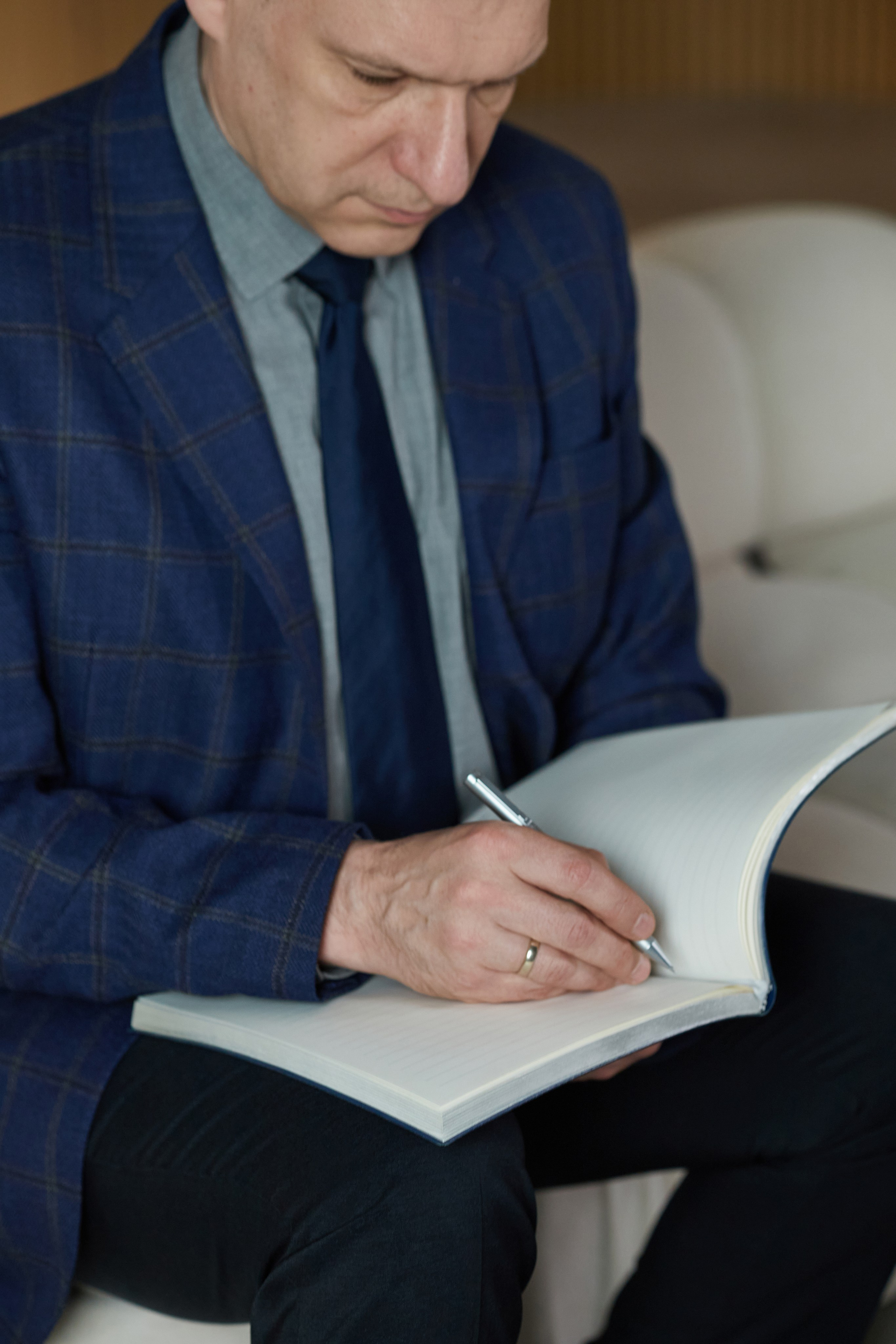 Контент для психотерапевта и автора книг Алексея Козлова. Фотопродакшн продающего контента