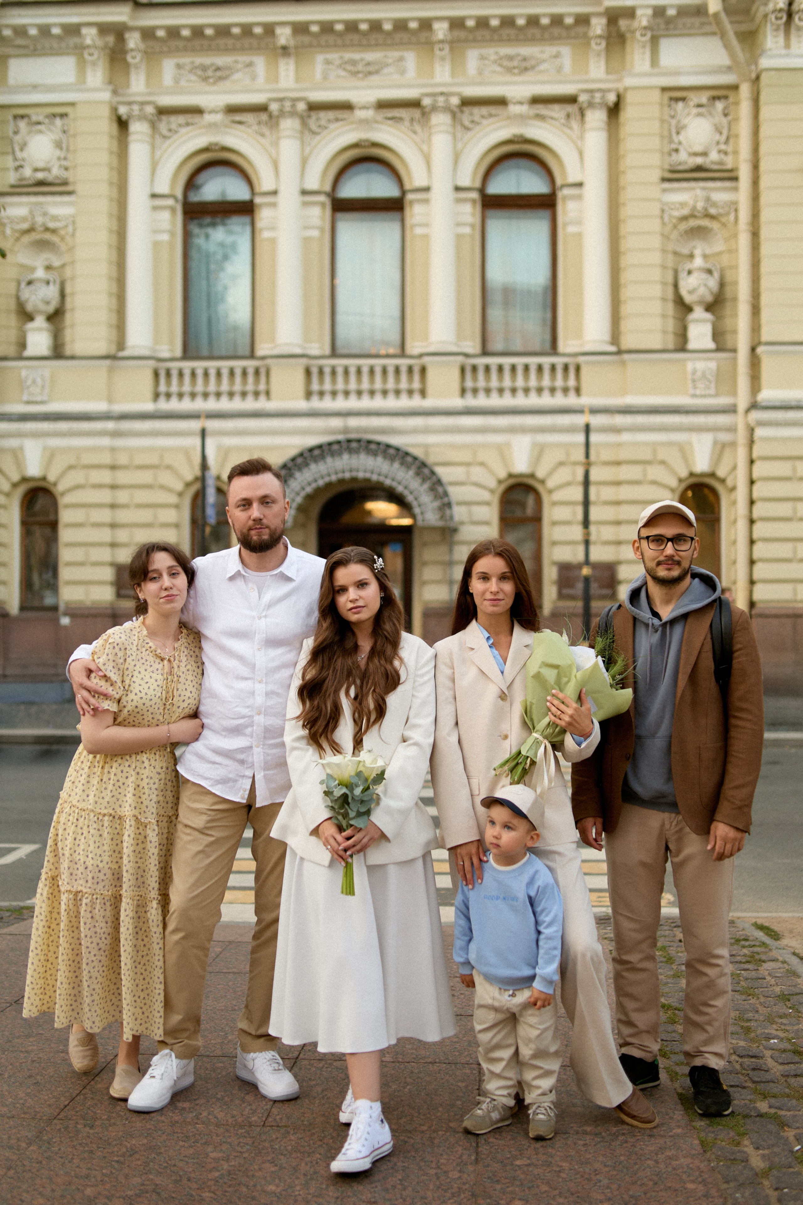 Летняя свадебная фотосессия на Чернышевской. Сестры Карабаза. Фотографы и ретушеры в Москве и Санкт-Петербурге