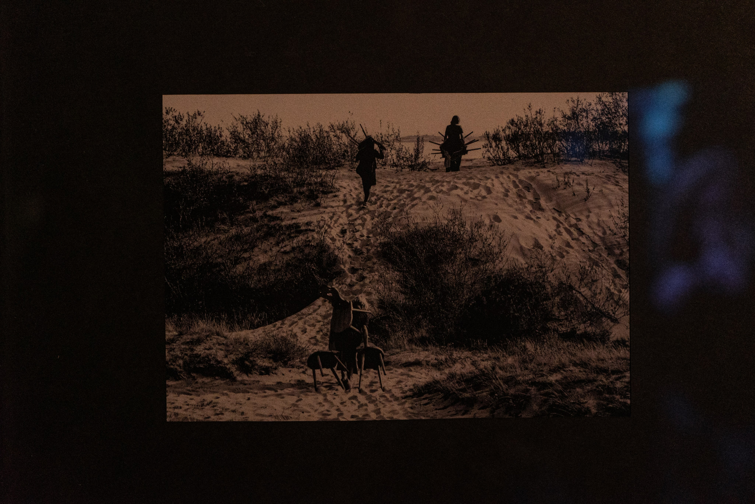 ОДИН СТУЛ, МНОГО СТУЛЬЕВ. Художественная группа «Нежные Бабы»