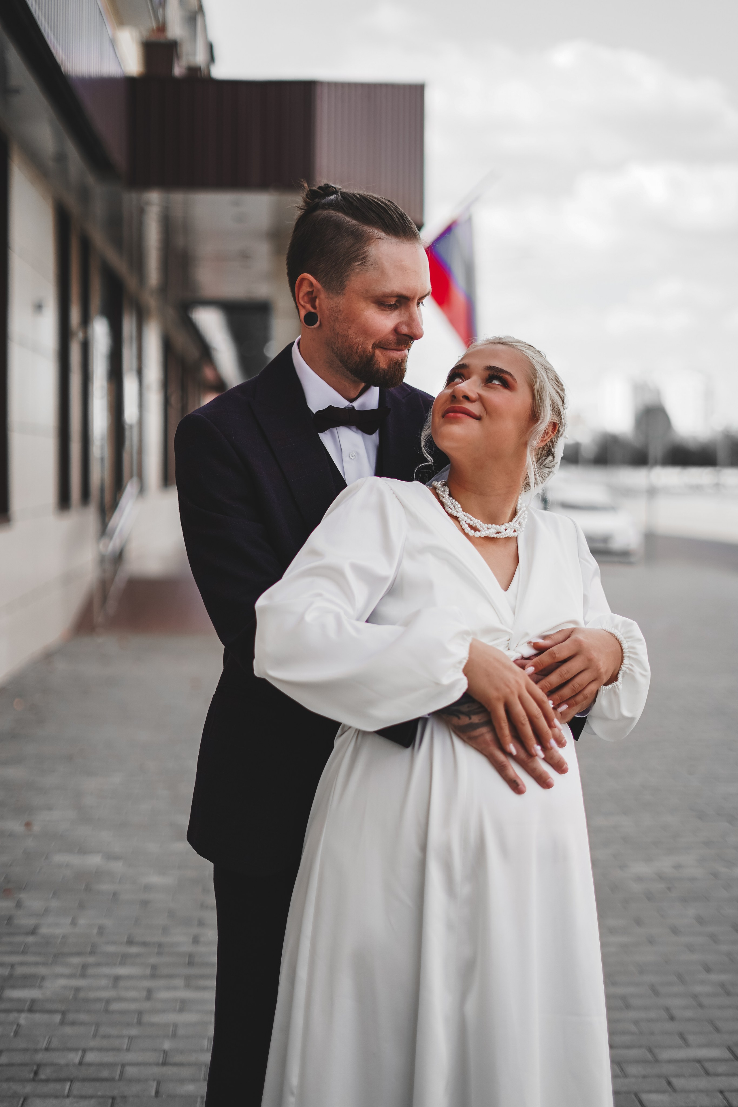 Молодожены возле загса