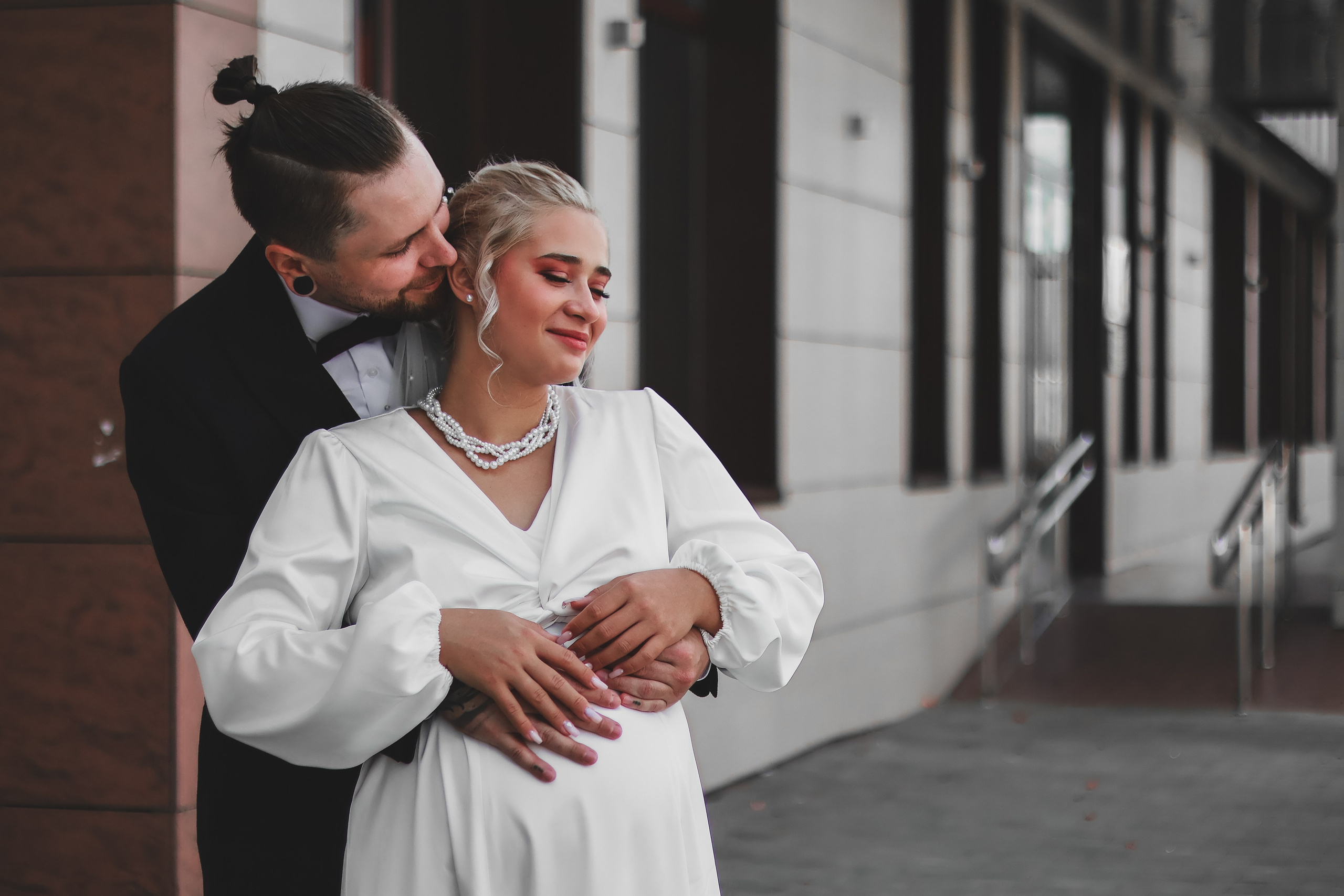 Молодожены возле загса