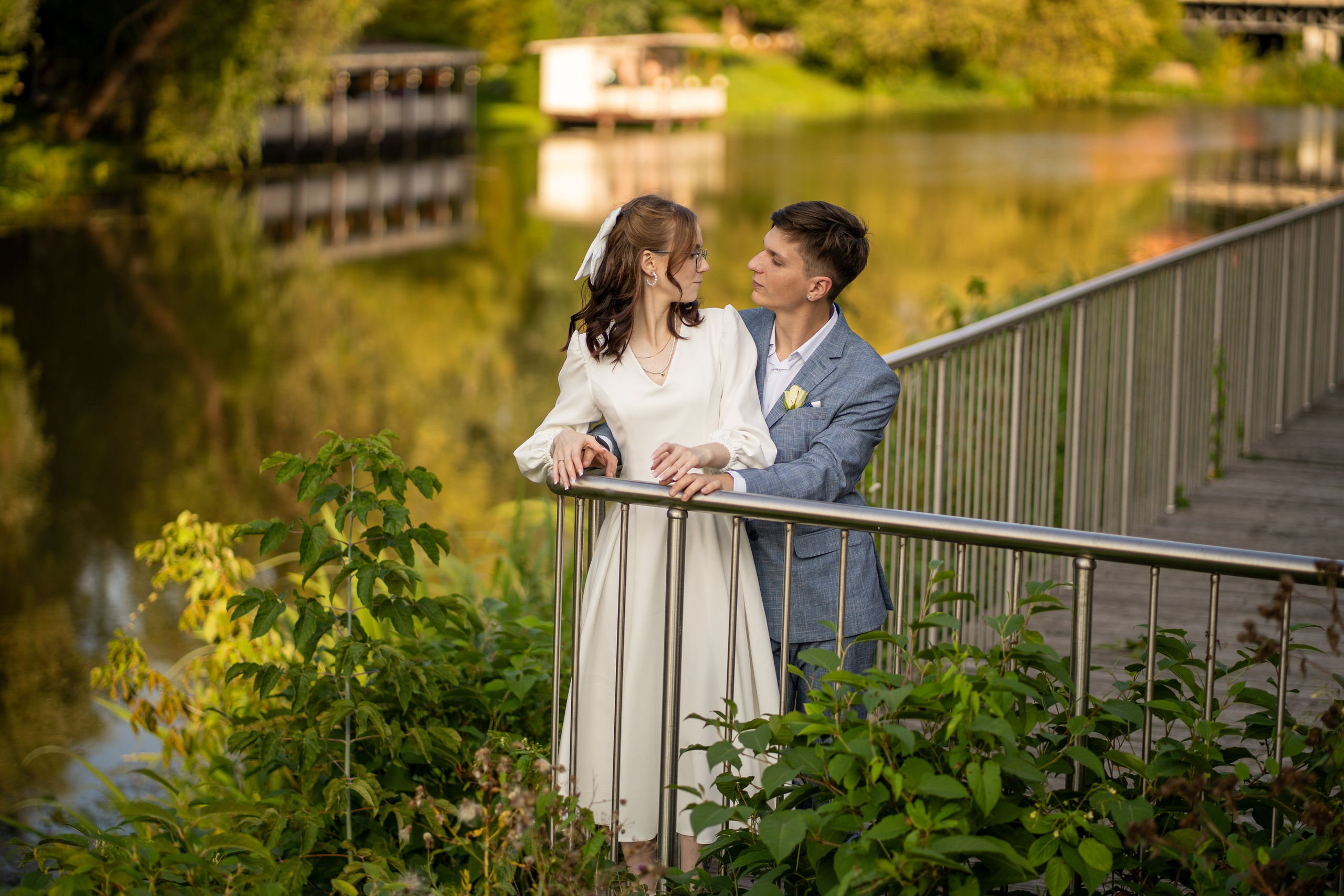  Молодожены наслаждаются обществом друг друга на мосту у реки