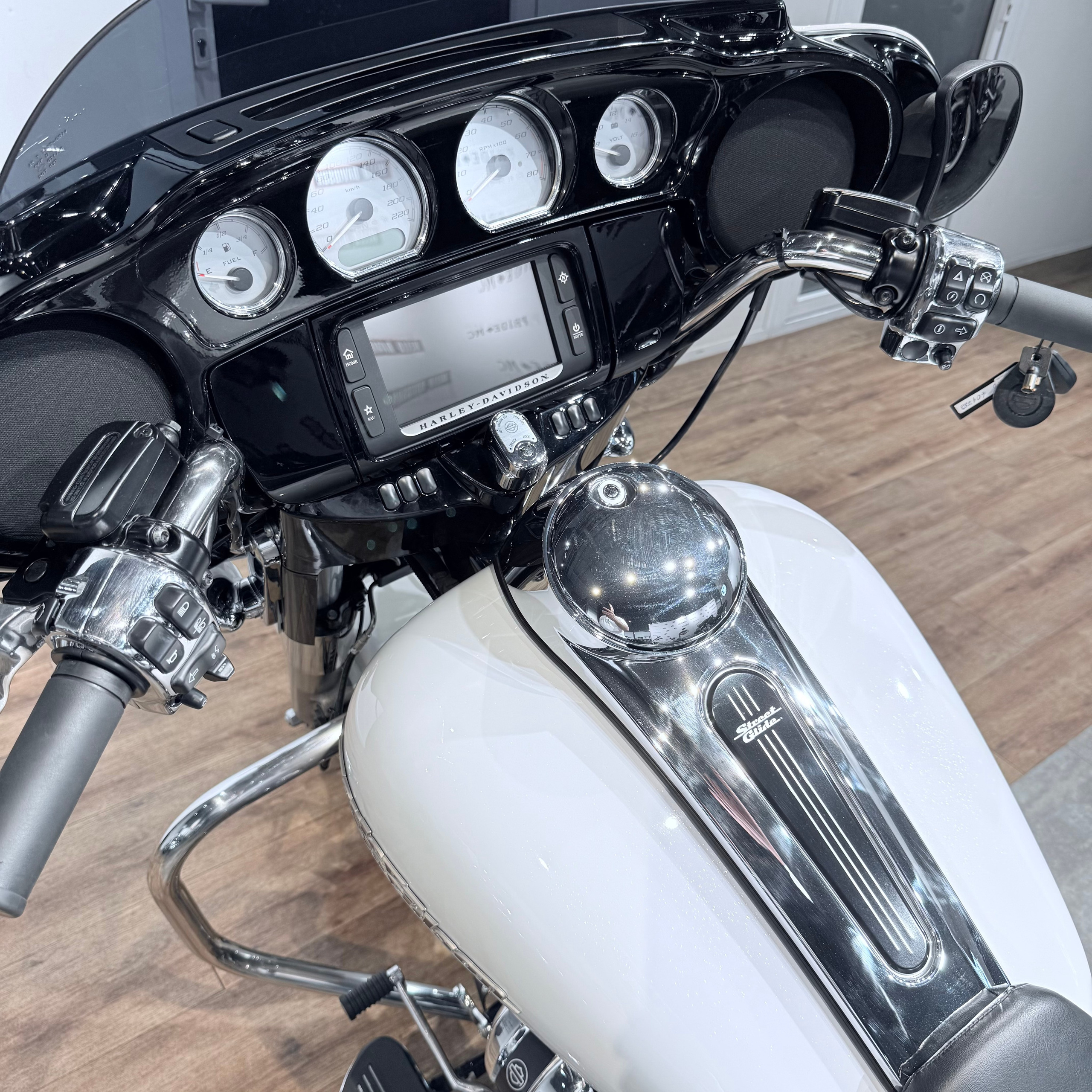 Мотоциклы Harley-Davidson 2017 Street Glide 107 АВS ICE (Touring) — купить мотоцикл. Hello Davidson, Москва. Только хорошие мотоциклы…