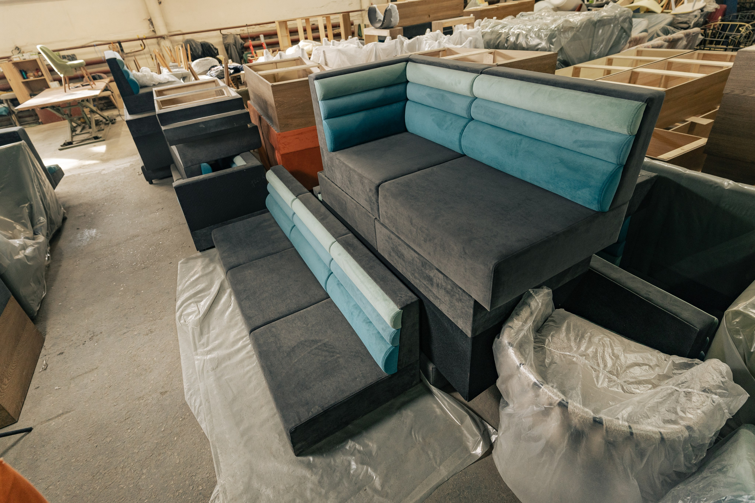 Контроль качества готового дивана CORSASTYLE перед упаковкой.