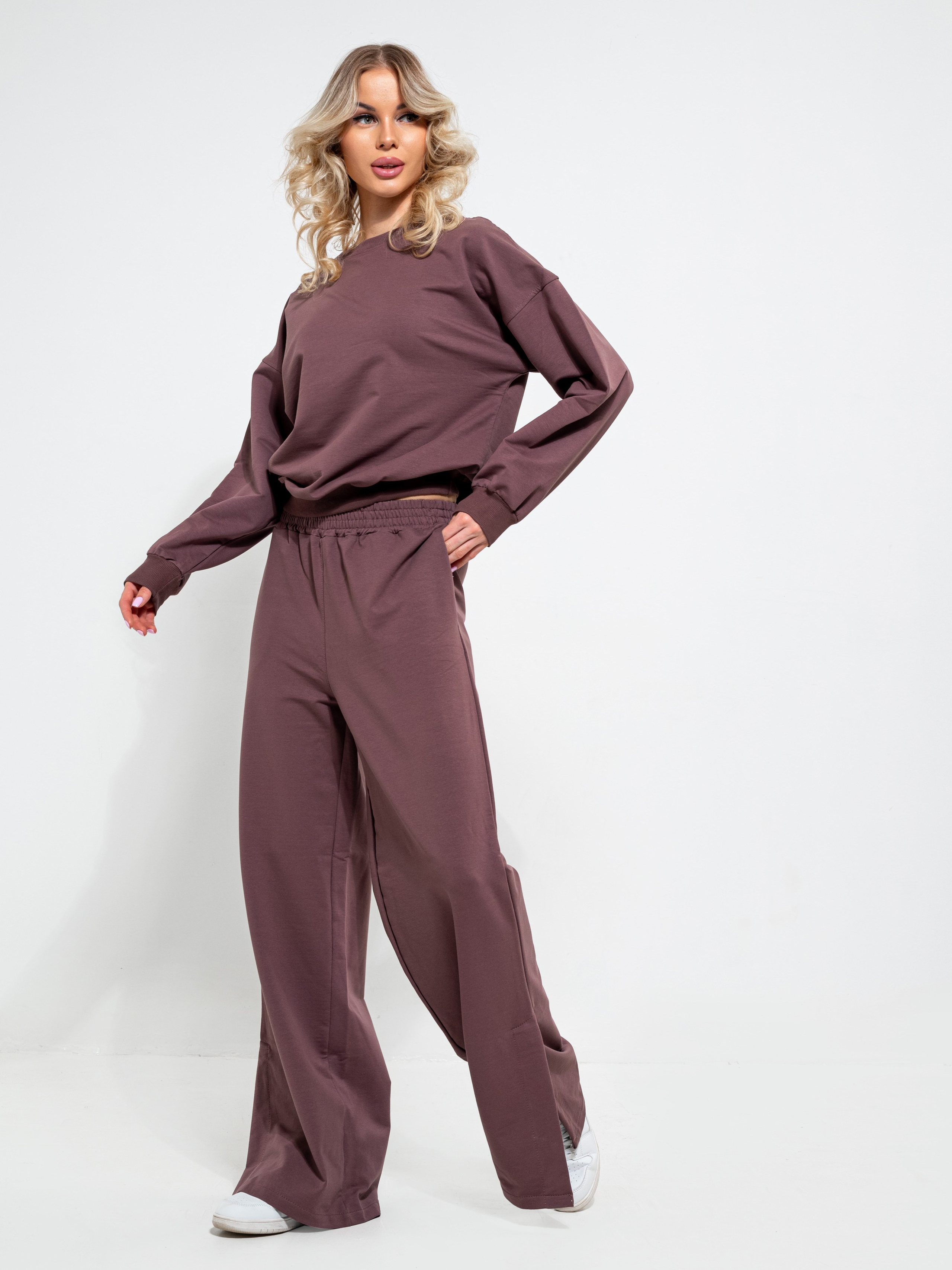 Модельная съемка на циклораме для маркетплейсов. ТМ Продакшн — Съемка для маркетплейсов в Москве