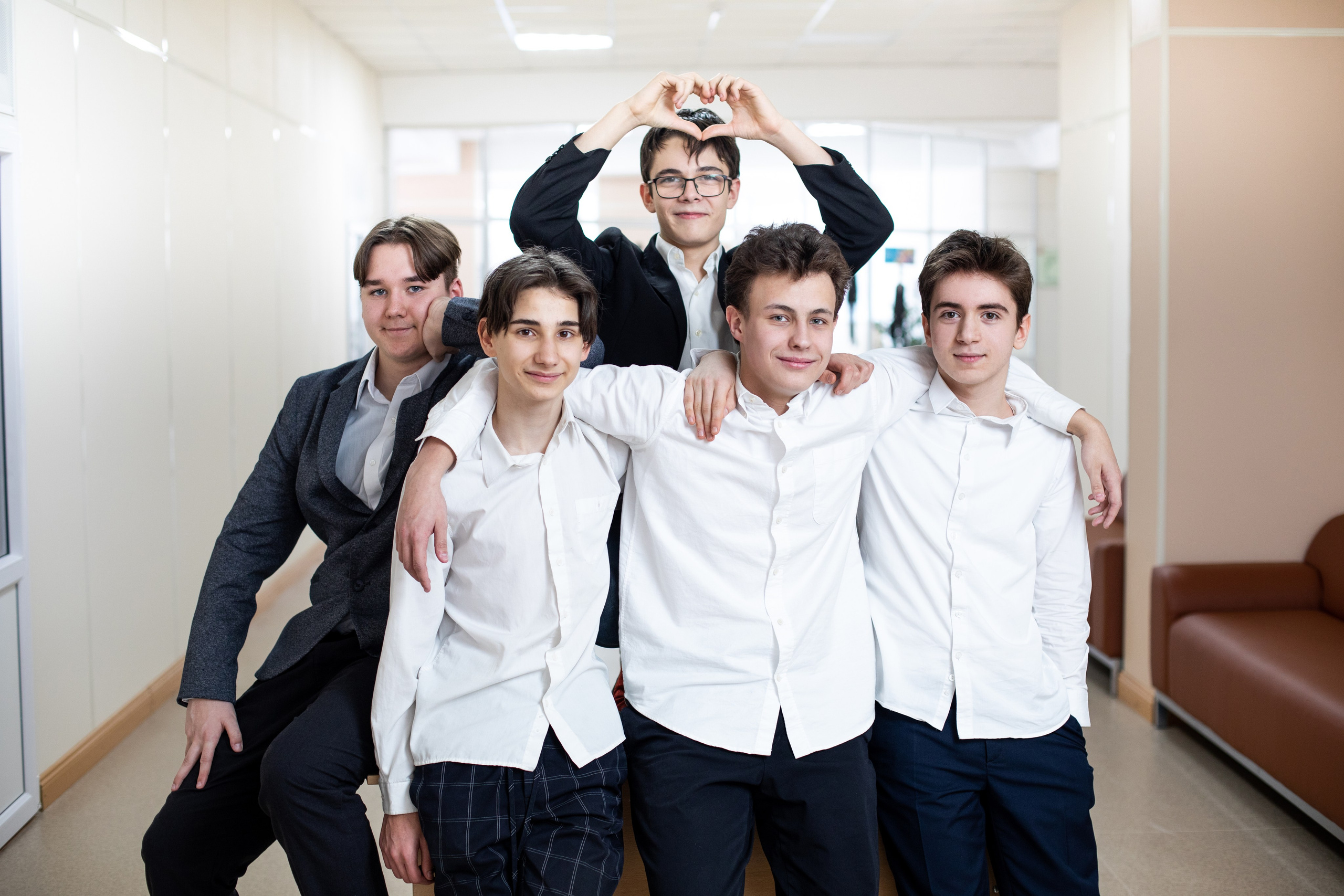 Галерея фотографий для старшей школы. Выпускные фотоальбомы на заказ в Москве. Ксения Фоломкина