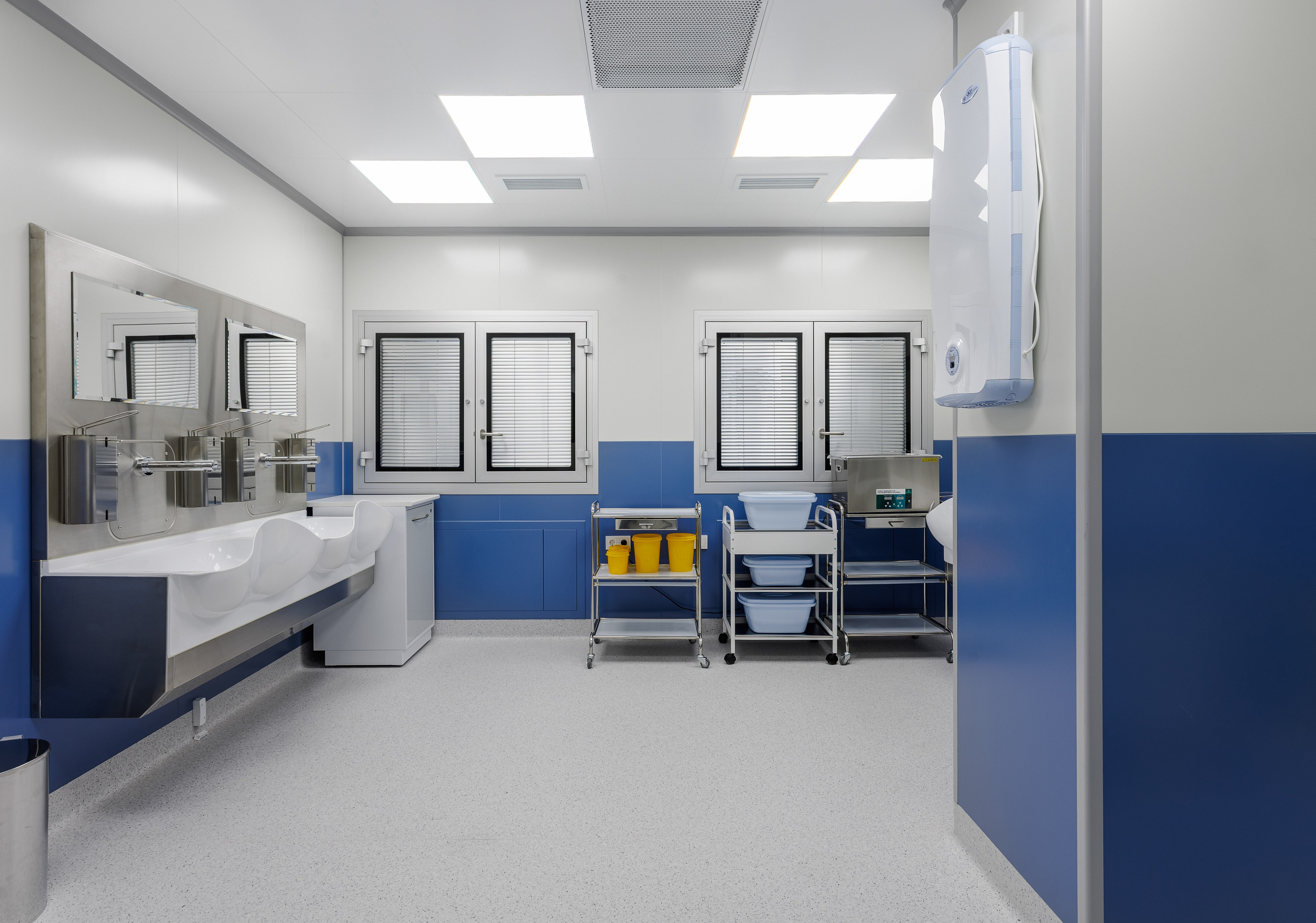  Персонализация и человеческий фактор: Снимки врачей и медсестер, которые выглядят компетентными и доброжелательными, помогают пациентам установить эмоциональную связь еще до визита. Это превращает безликое учреждение в место, где работают реальные люди, готовые помочь.