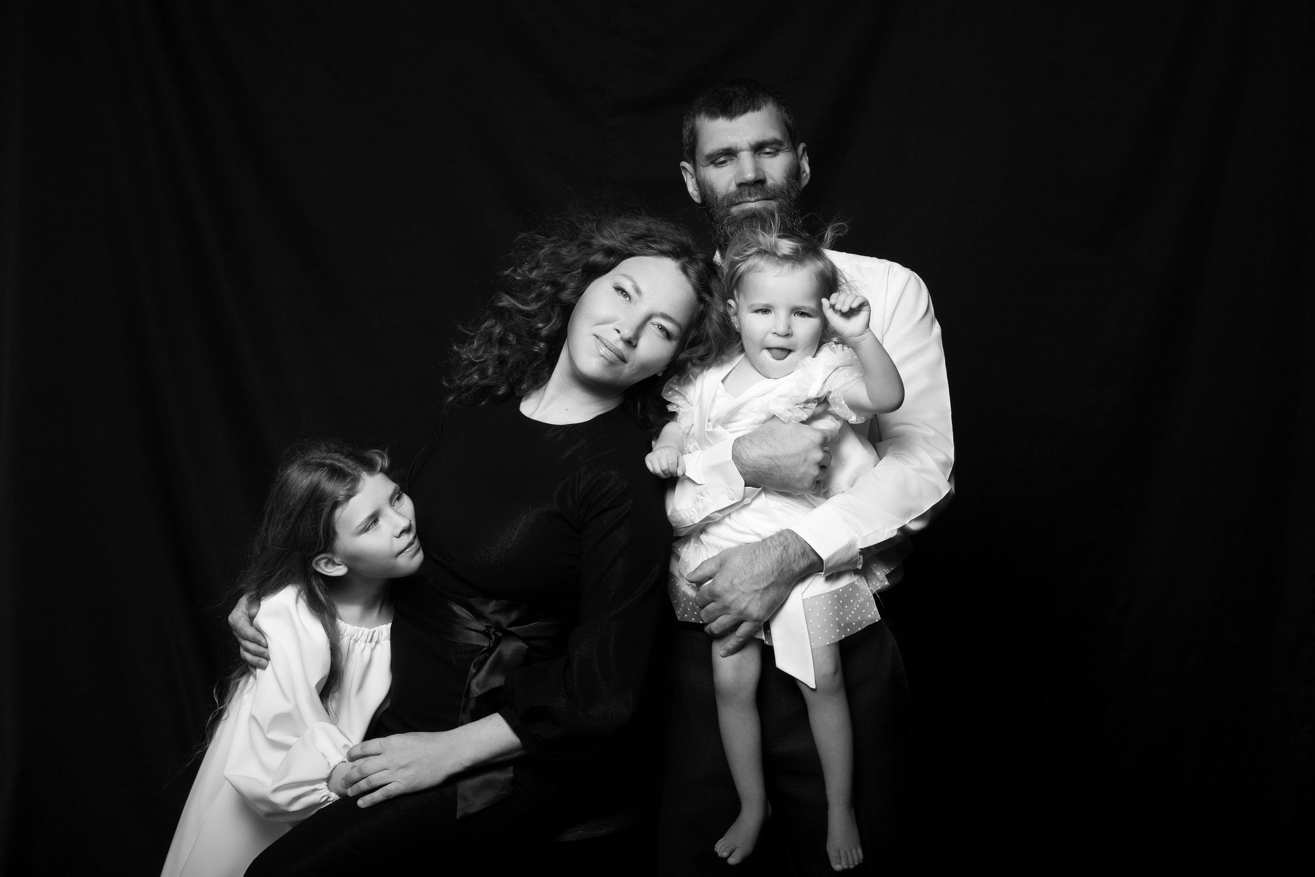 Семейный портет на фоне. Фотограф в Тюмени Даша Михнова. Портреты, фотопроекты, фотодни