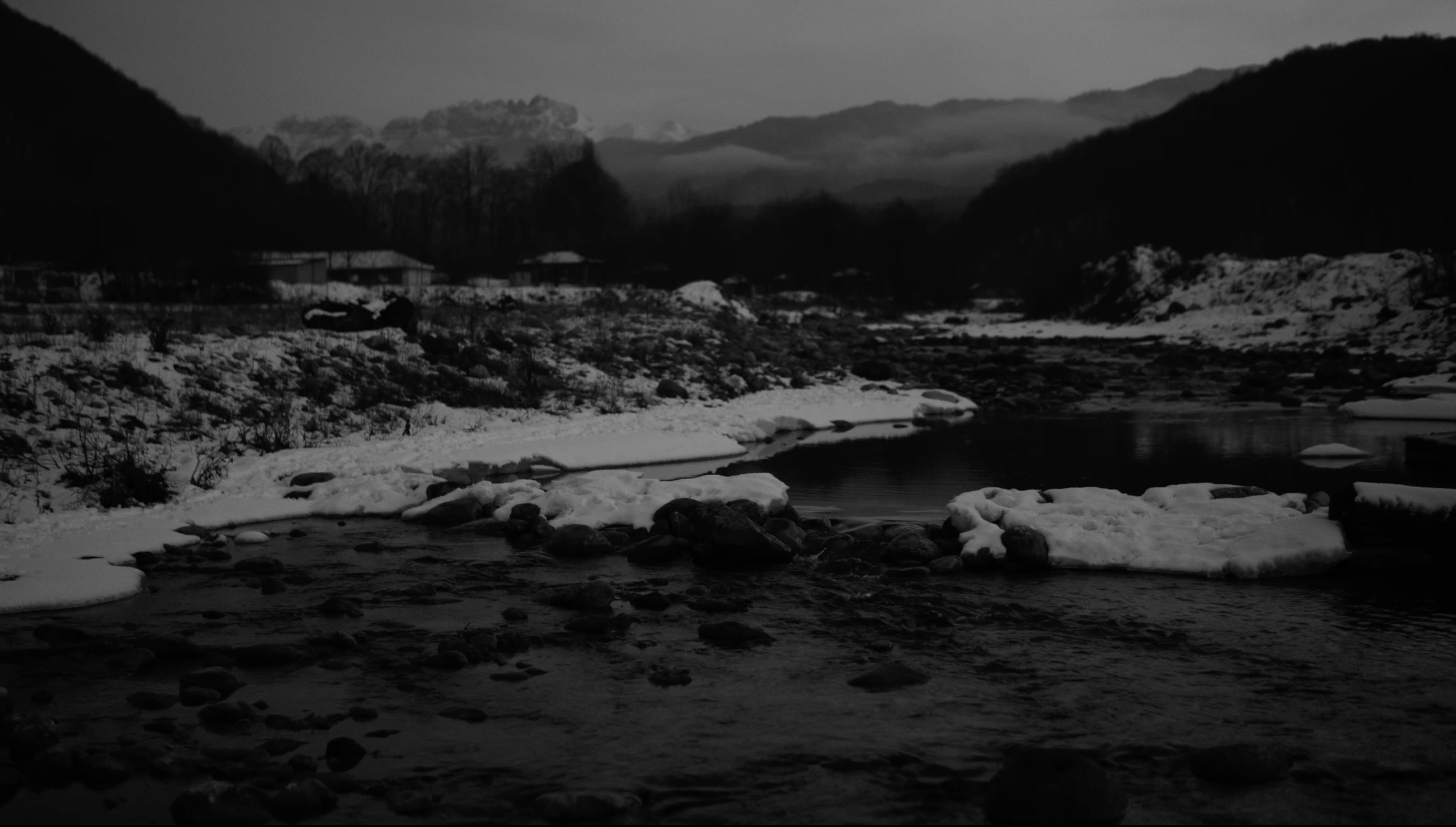 Ничего не было видно и приходилось прислушиваться. Художественная группа «Нежные Бабы»