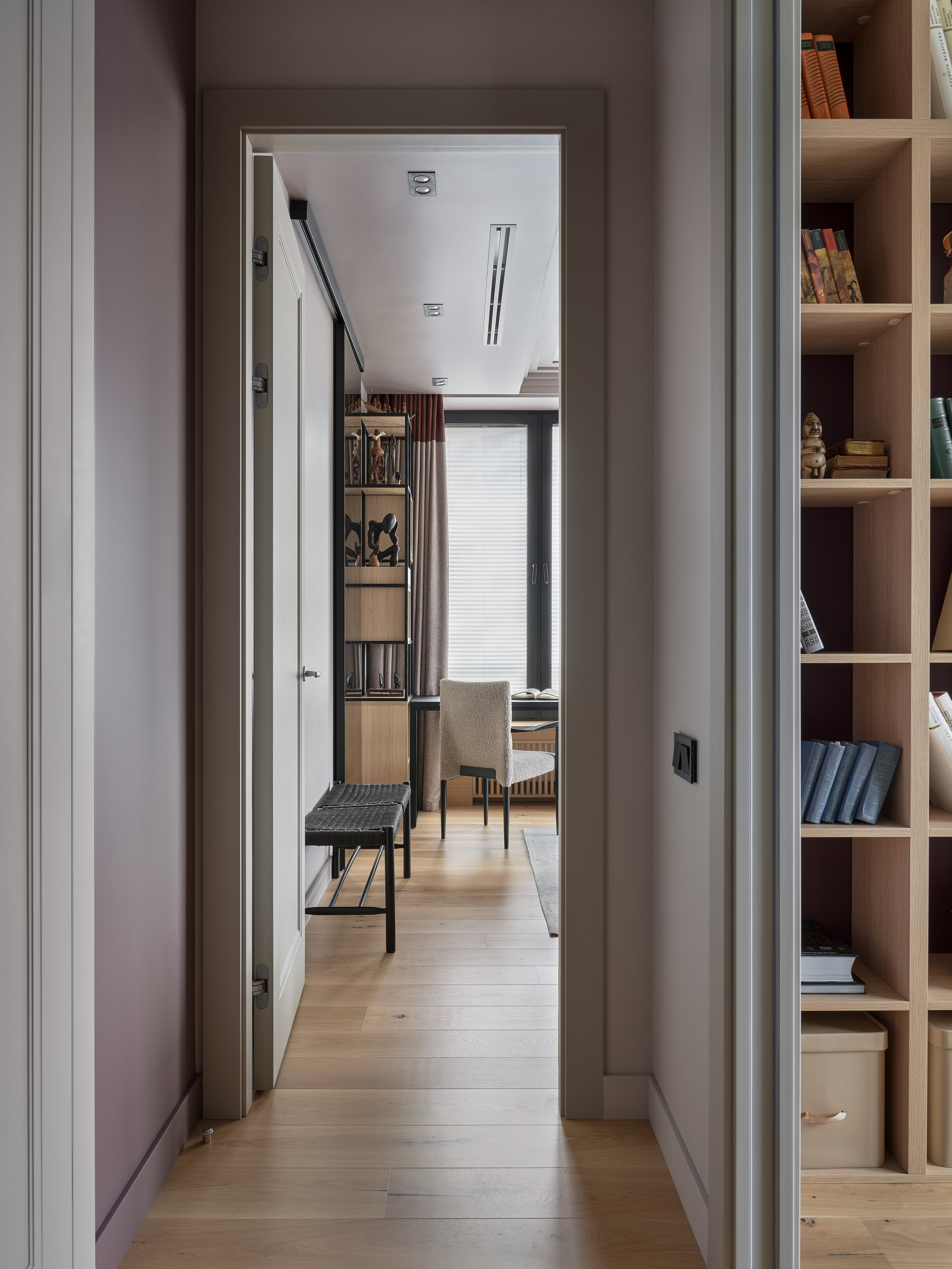 Светлое дерево и фиолетовые акценты. Фотограф Наталья Вершинина