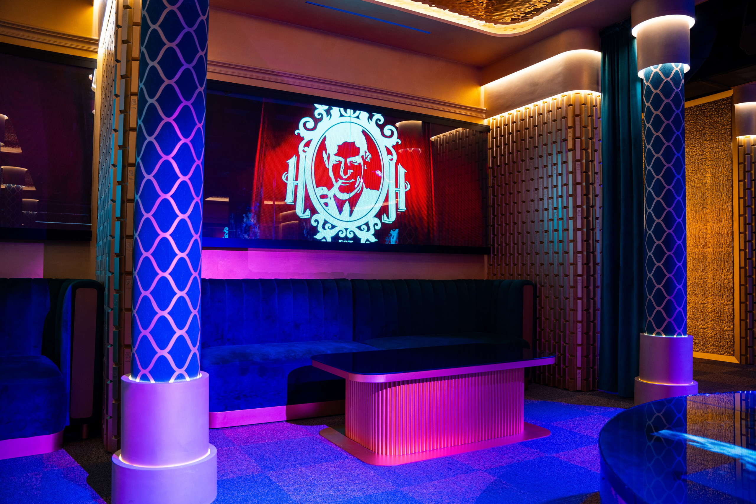 Фотосъемка интерьера стриптиз-клуба Hefner — элитный клуб Краснодара. Интерьерная фотосъемка клуба Hefner в Краснодаре — профессионально. Шедевры для Вас! Фотограф и Видеограф в Краснодаре Пахиев Руслан