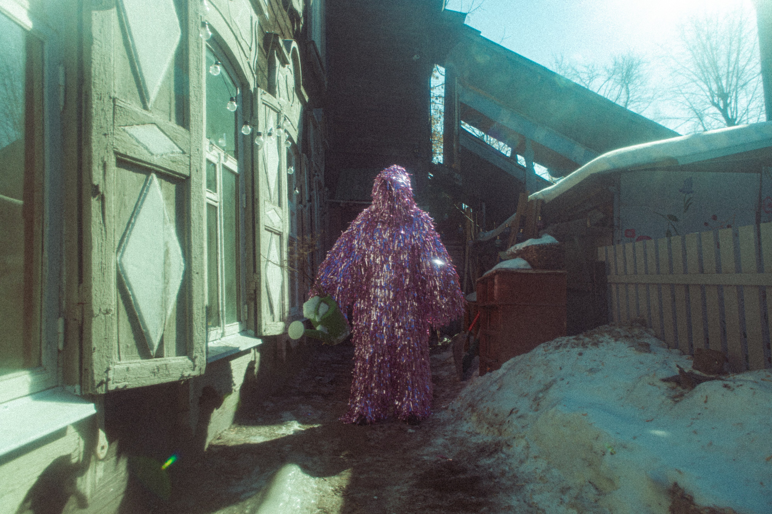 Современная fine art фотография, на которой изображен йетти в костюме из мишуры, живущий в деревянном доме. 