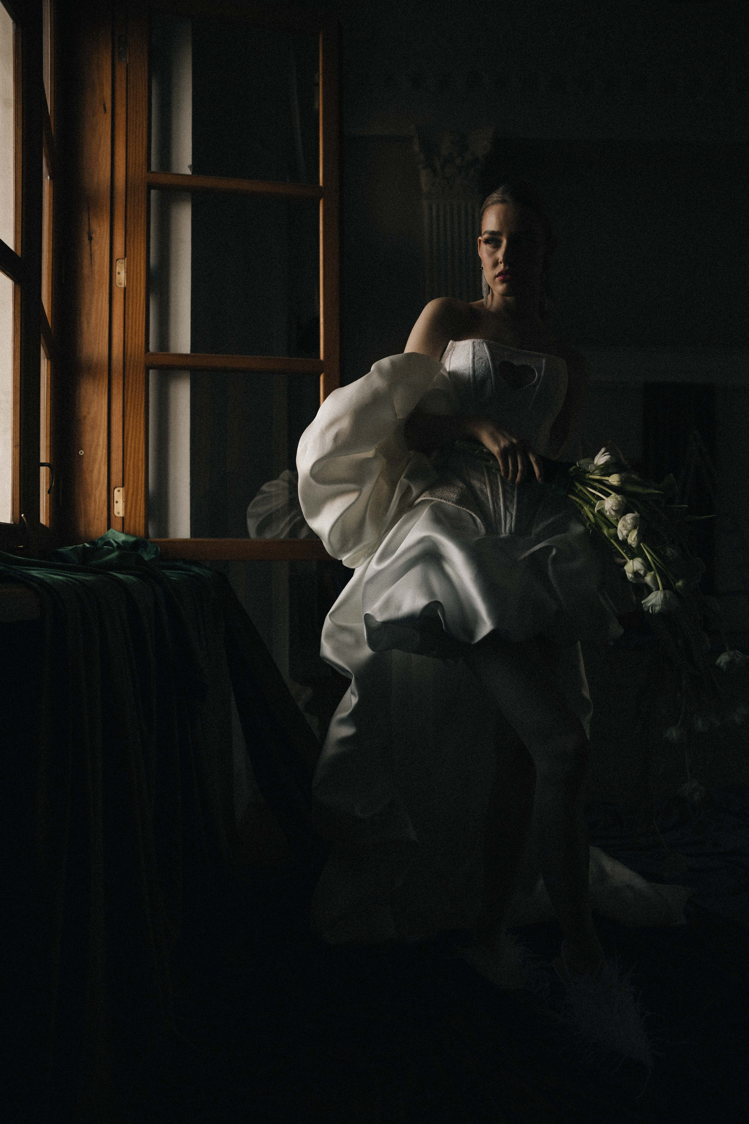 Счастливая пара позирует на свадебной фотосессии на фоне зеленой ткани в театре ,фэшн съемка ,топ 100 — свадебный фотограф Алена Межевова