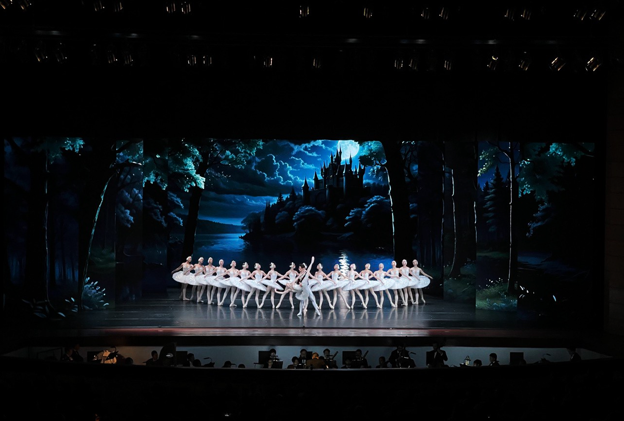 Балет "Лебединое озеро" в Бангкоке с профессиональным техническим обеспечением: световое и звуковое оборудование, создание атмосферы для незабываемого выступления.