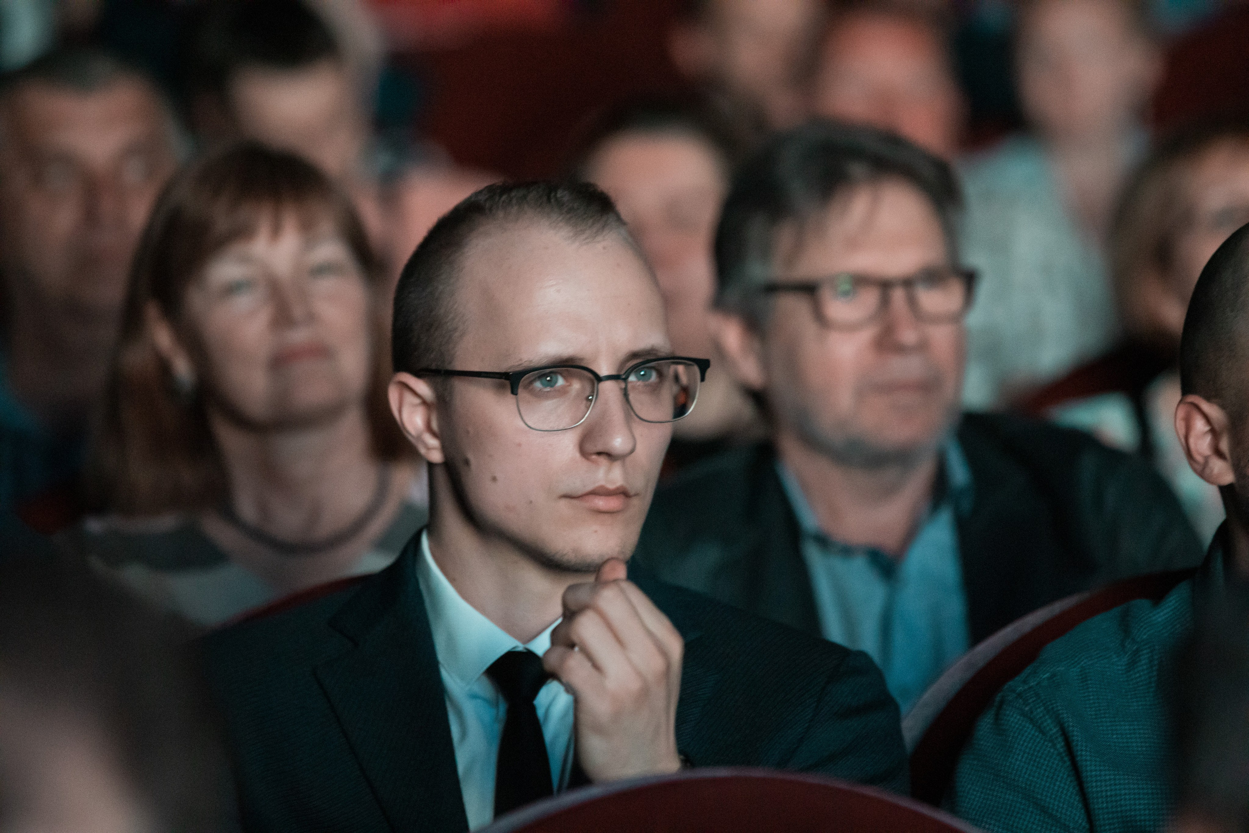 Зритель в концертном зале. Портрет крупным планом.
