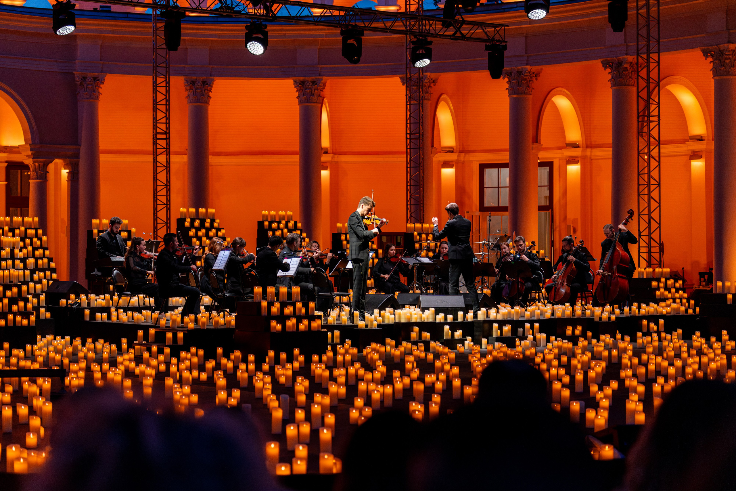 Симфонический оркестр Lumisfera при свечах. Фотограф Никита Комаров