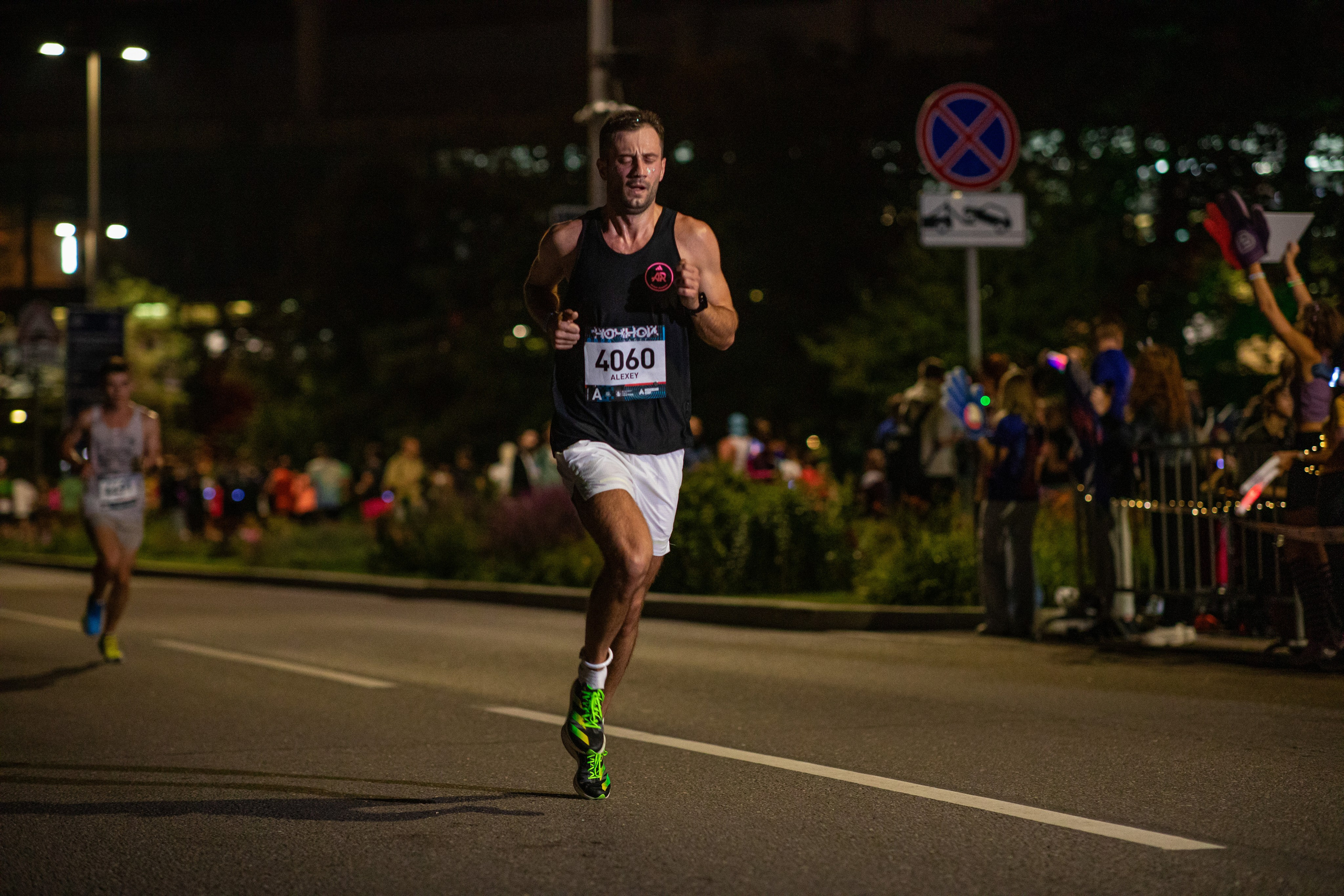 Ночной забег в ленте фотографий бегунов 03.08.24. Фотограф Сергей Ловкий