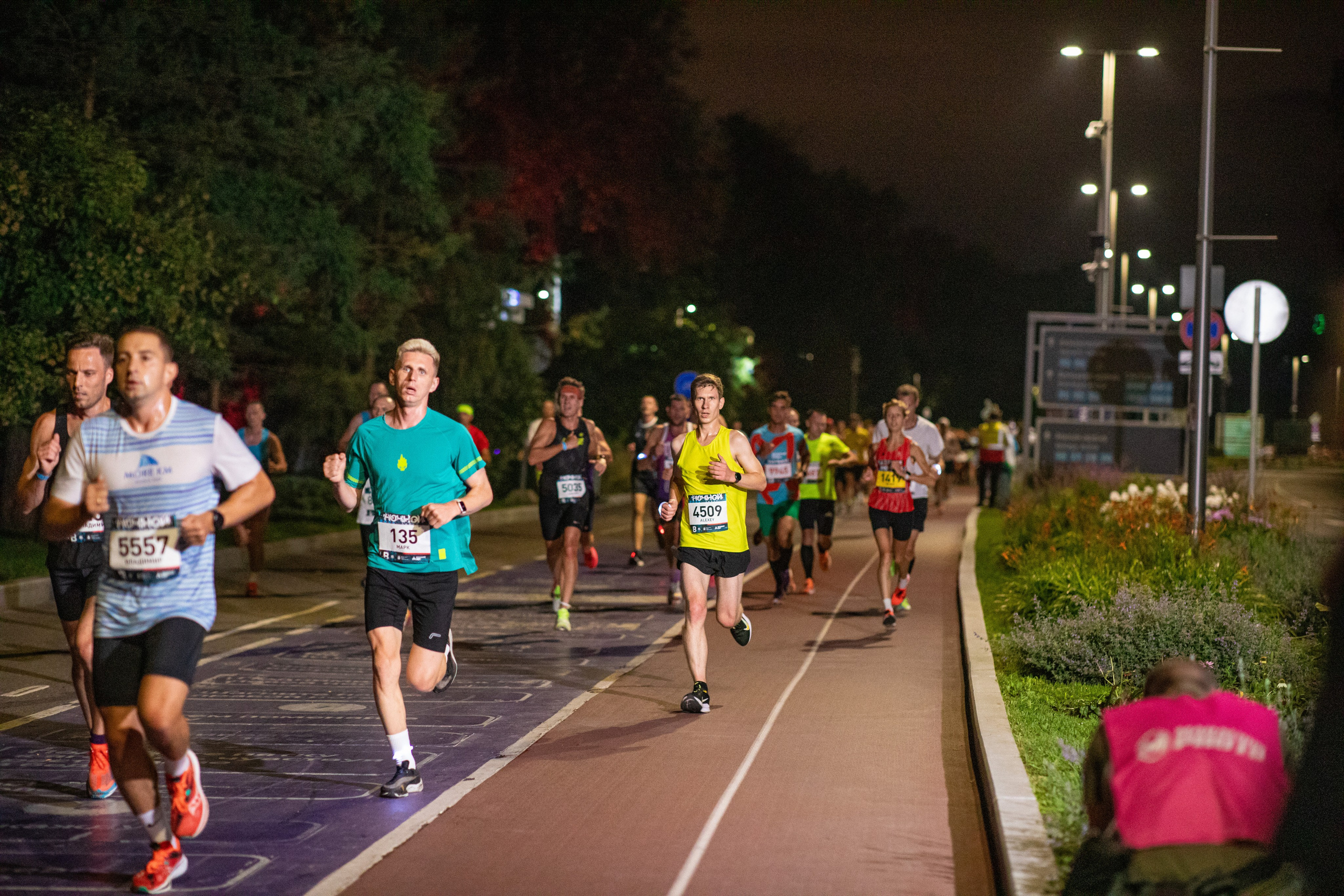 Ночной забег в ленте фотографий бегунов 03.08.24. Фотограф Сергей Ловкий