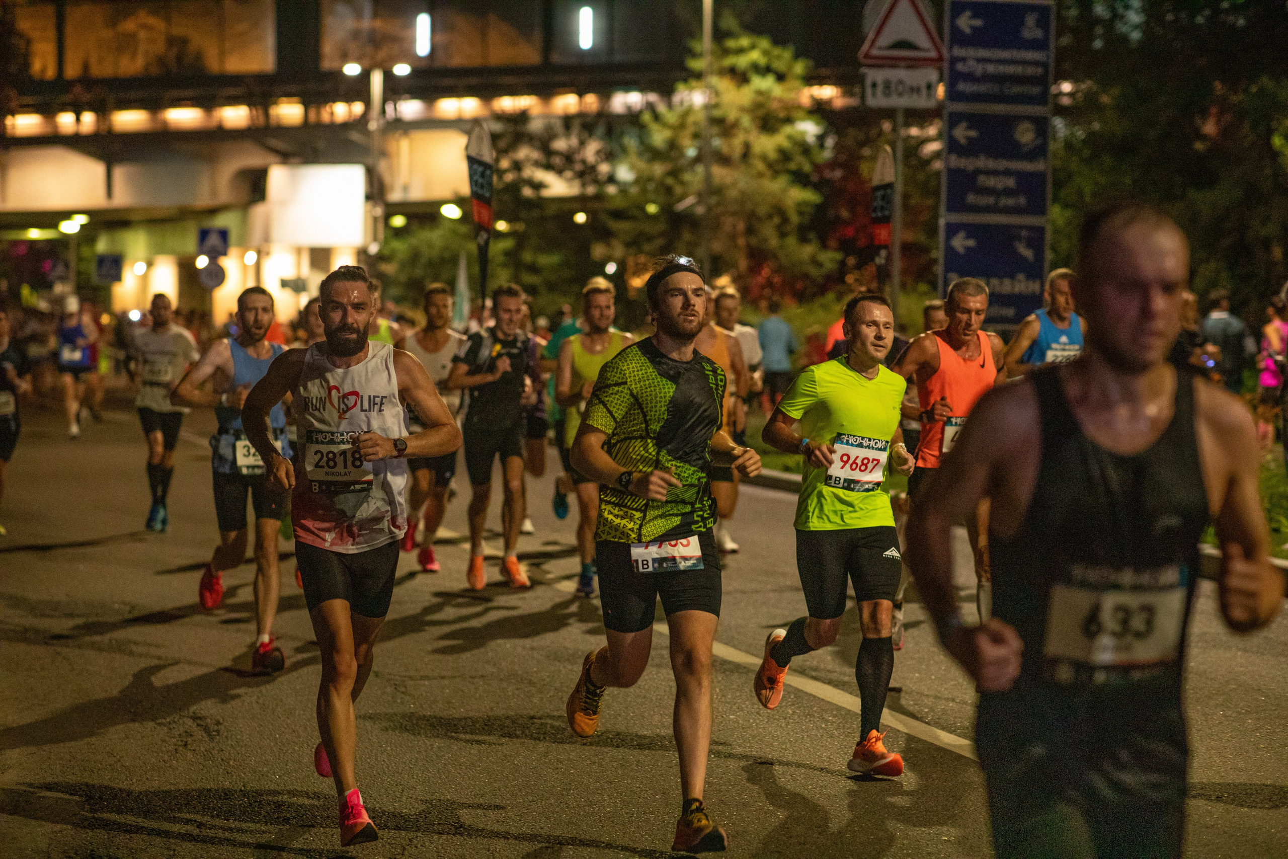 Ночной забег в ленте фотографий бегунов 03.08.24. Фотограф Сергей Ловкий