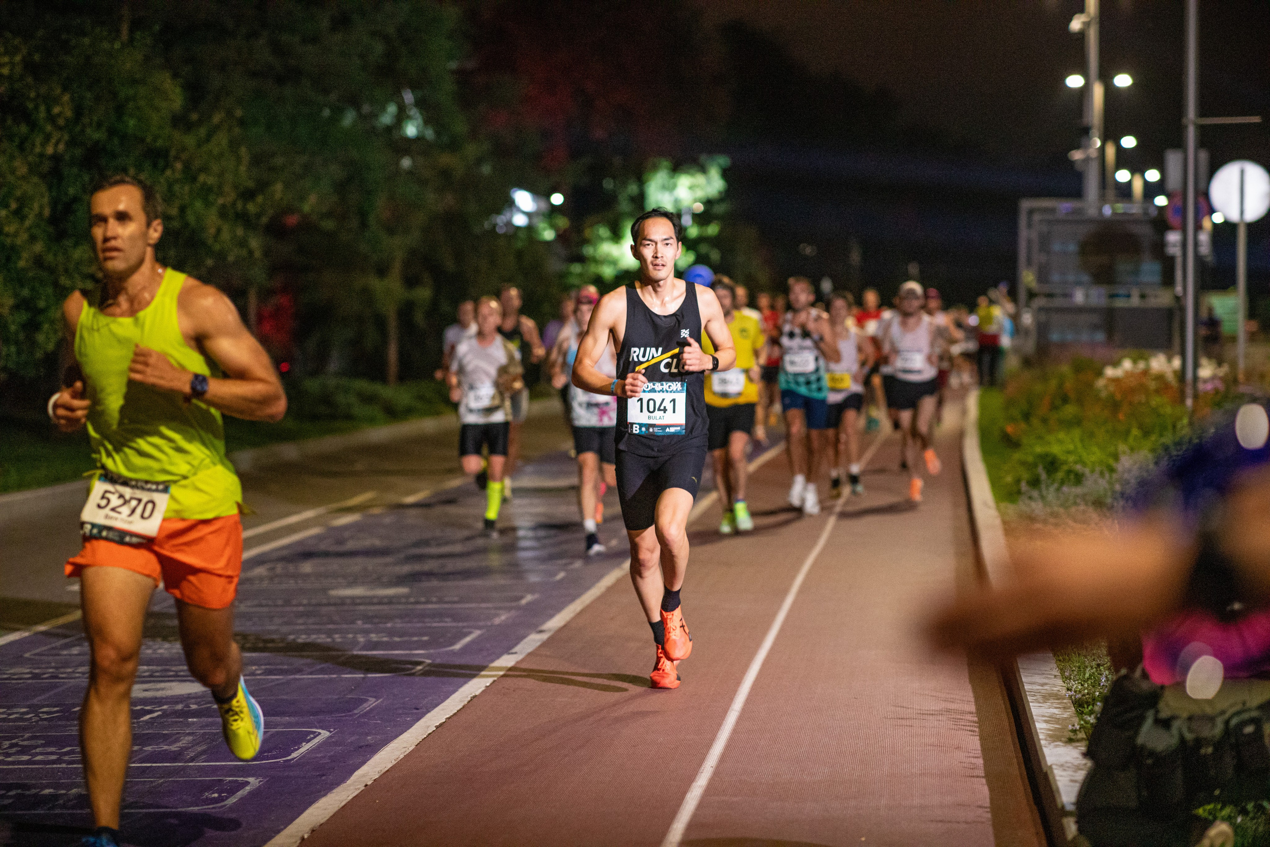 Ночной забег в ленте фотографий бегунов 03.08.24. Фотограф Сергей Ловкий