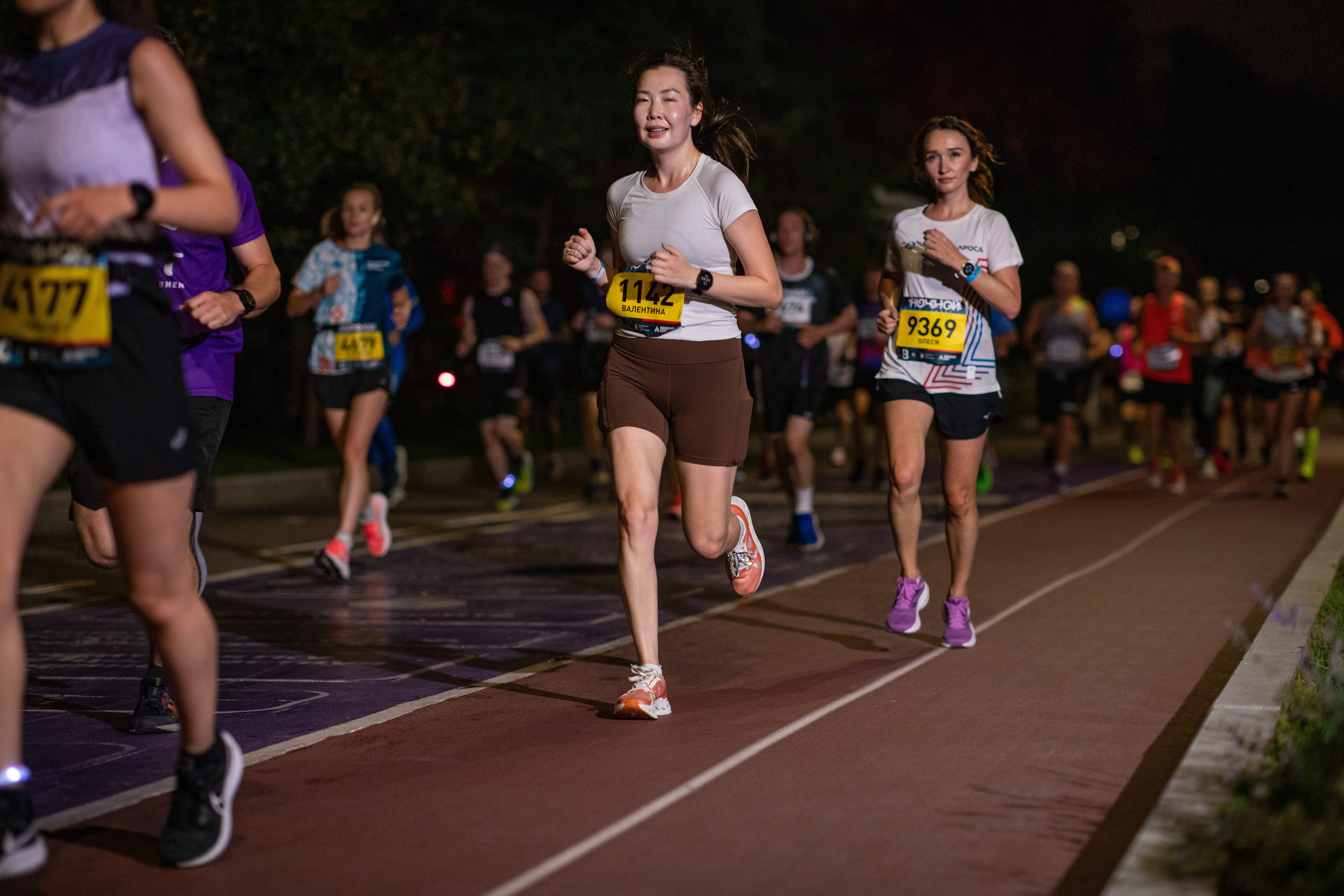 Ночной забег в ленте фотографий бегунов 03.08.24. Фотограф Сергей Ловкий