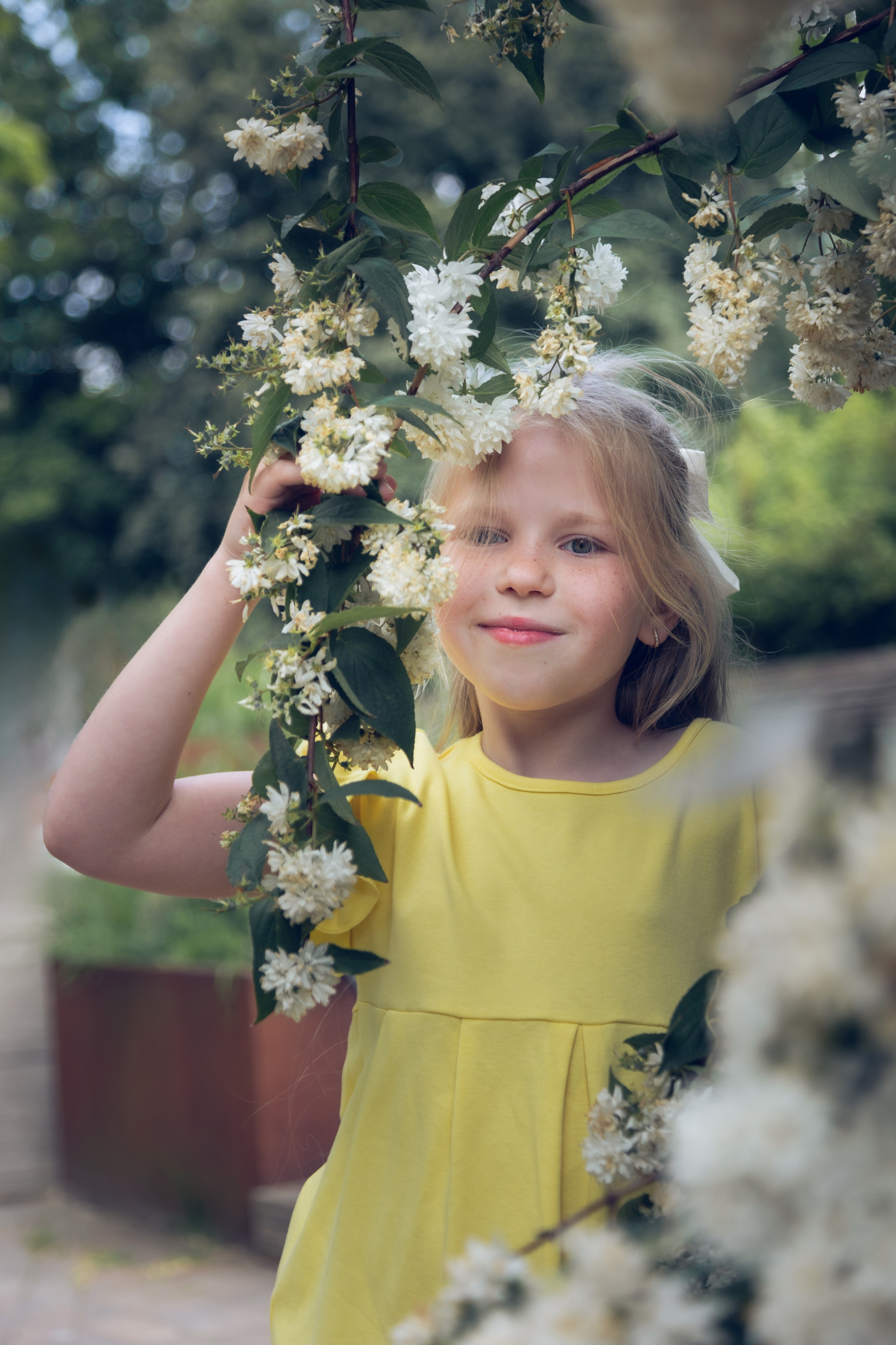 Фотосессия девочки в желтом платье г. Калнинград. Свадебный и репортажный фотограф в Москве и Московской области