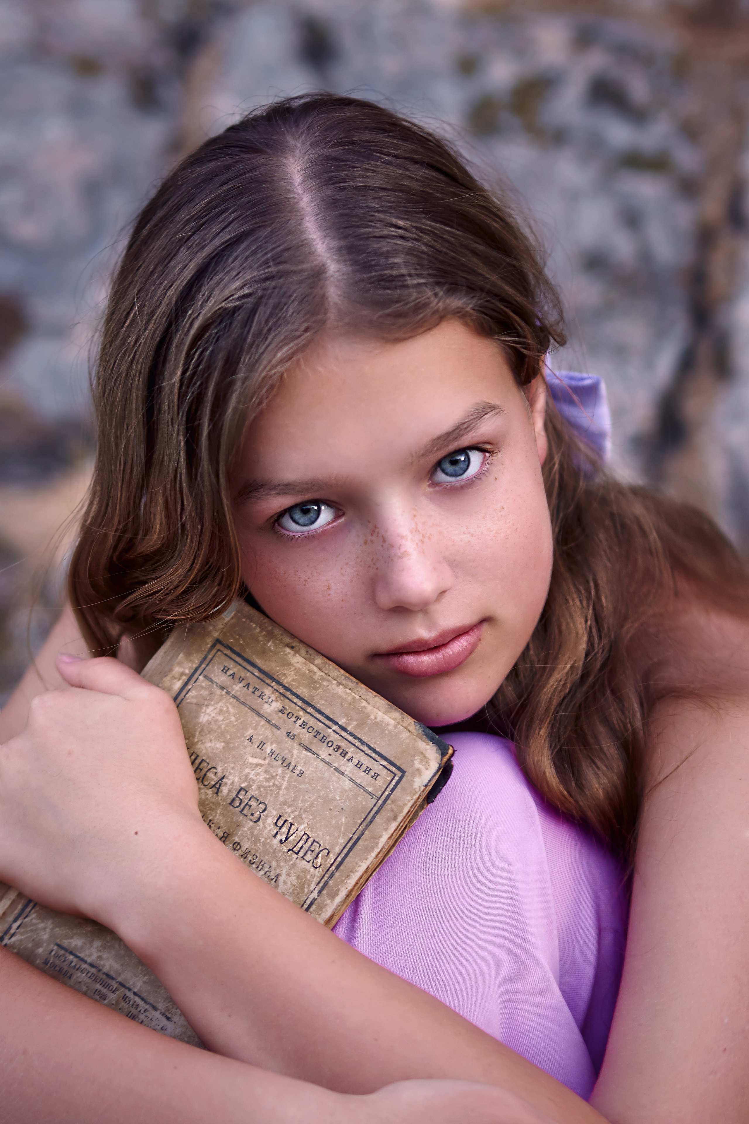 Цветущая глициния в старом городе, Будва