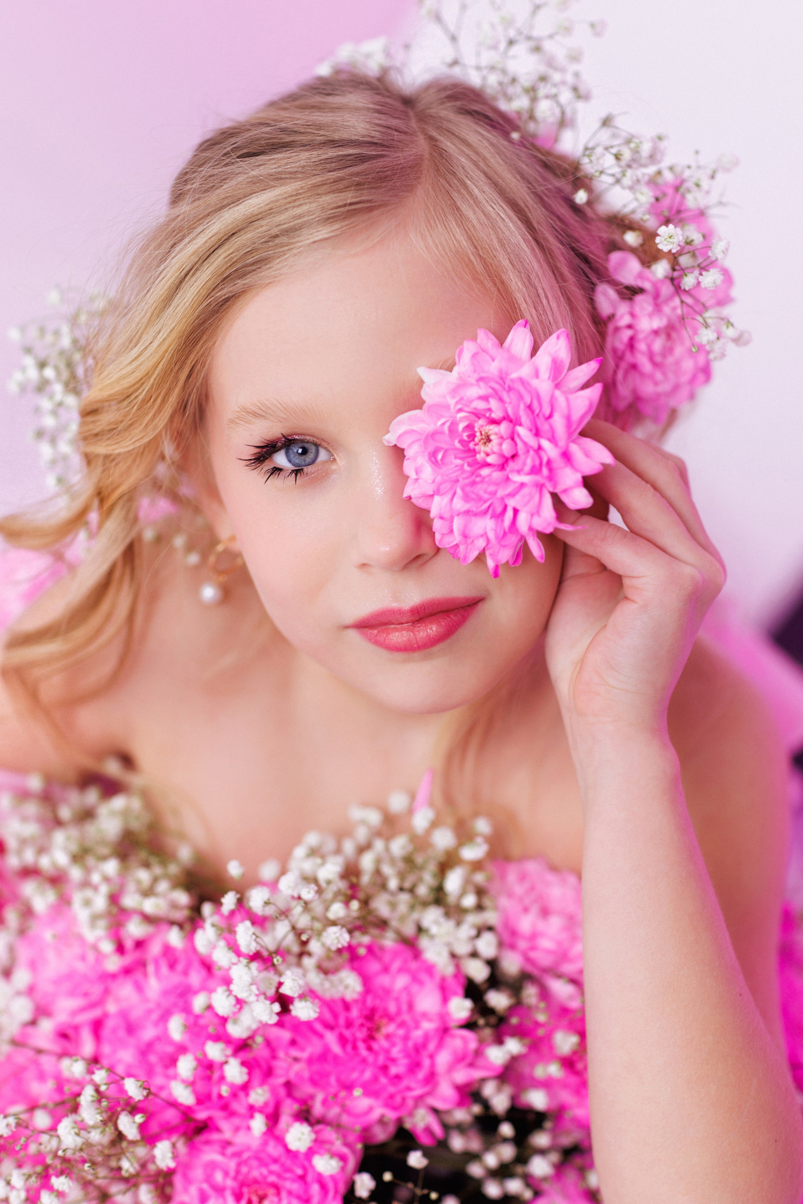 Фотосессия для девочек в форме букета с живыми цветами. Семейный и детский фотограф в Краснодаре Анна Трашкова