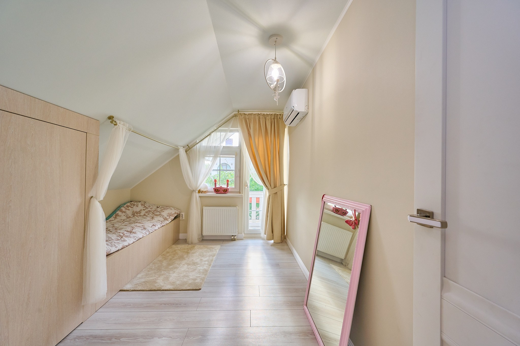 комната светлые оттенки кровать светлые шторы 