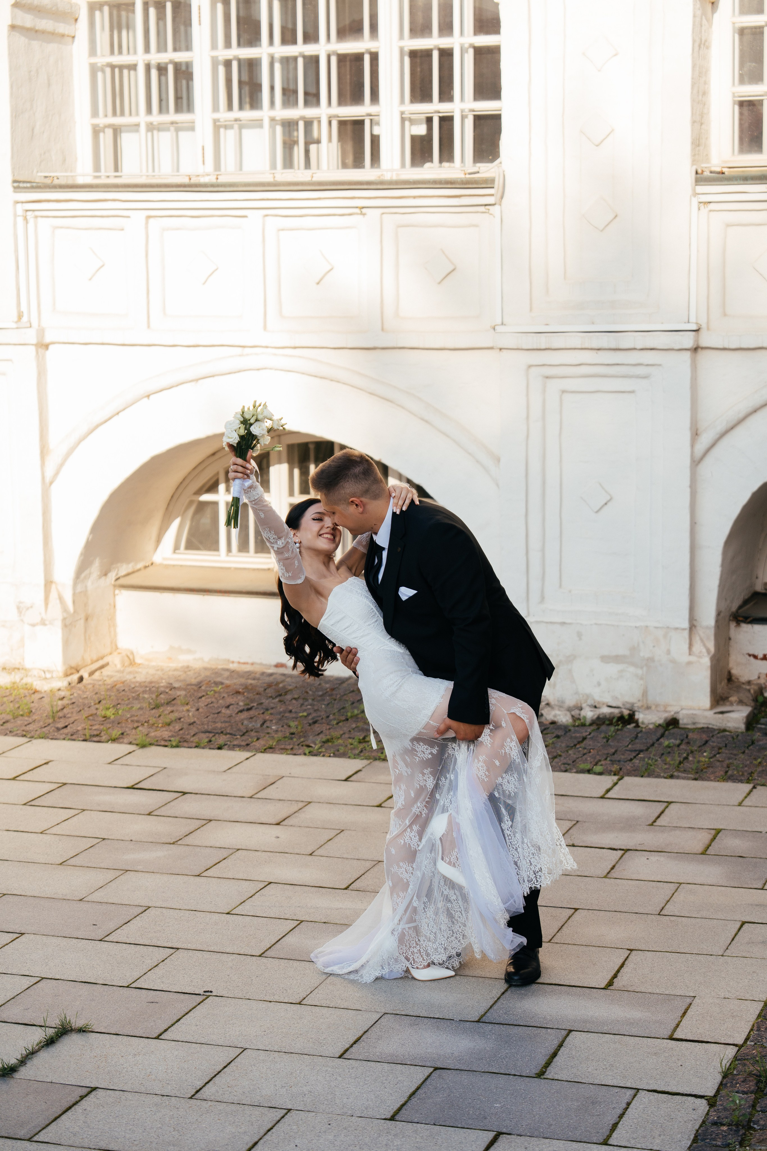 Свадебная фотосессия в Москве у высотки на Котельнической набережной. Свадебный фотограф в Москве Анна Полушина
