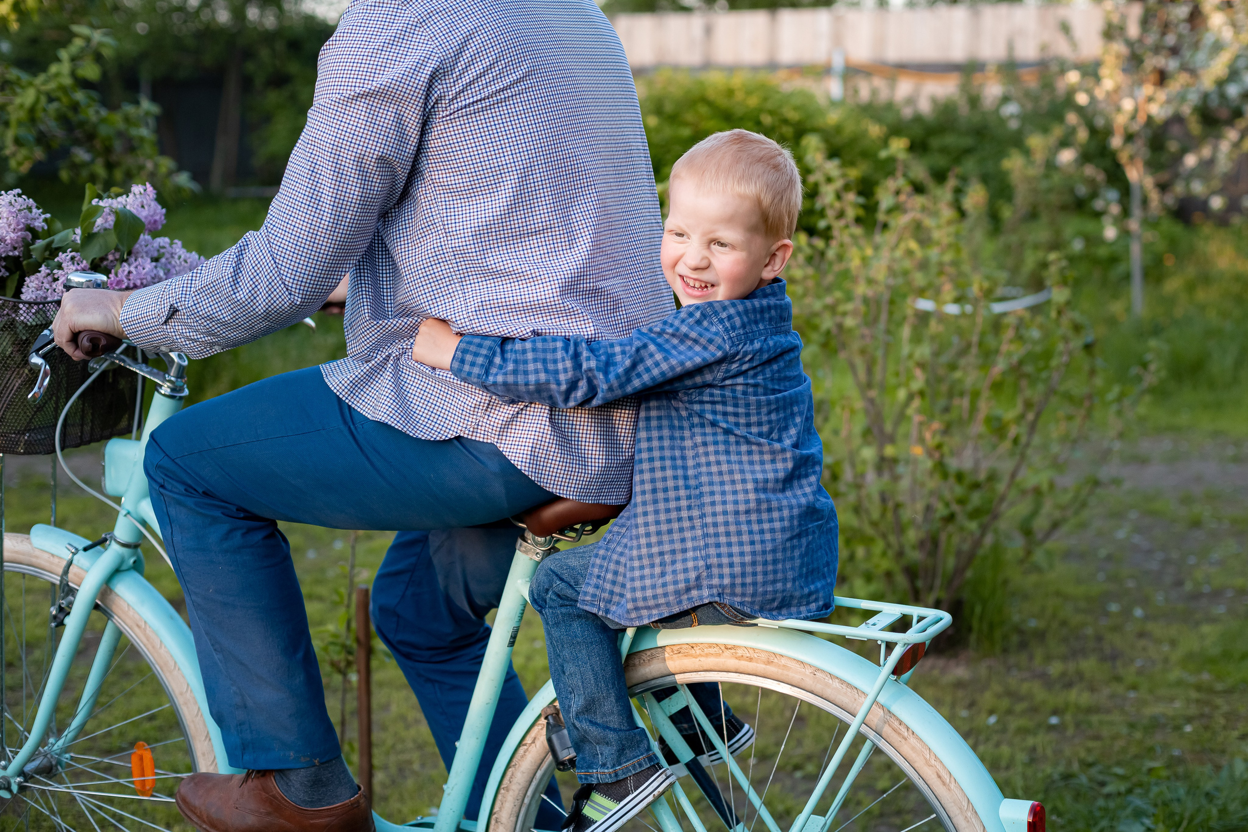 Цветущие яблони. Олеся, Юра и Федя. Семейный и детский фотограф Комина Елена, Власиха, Одинцово