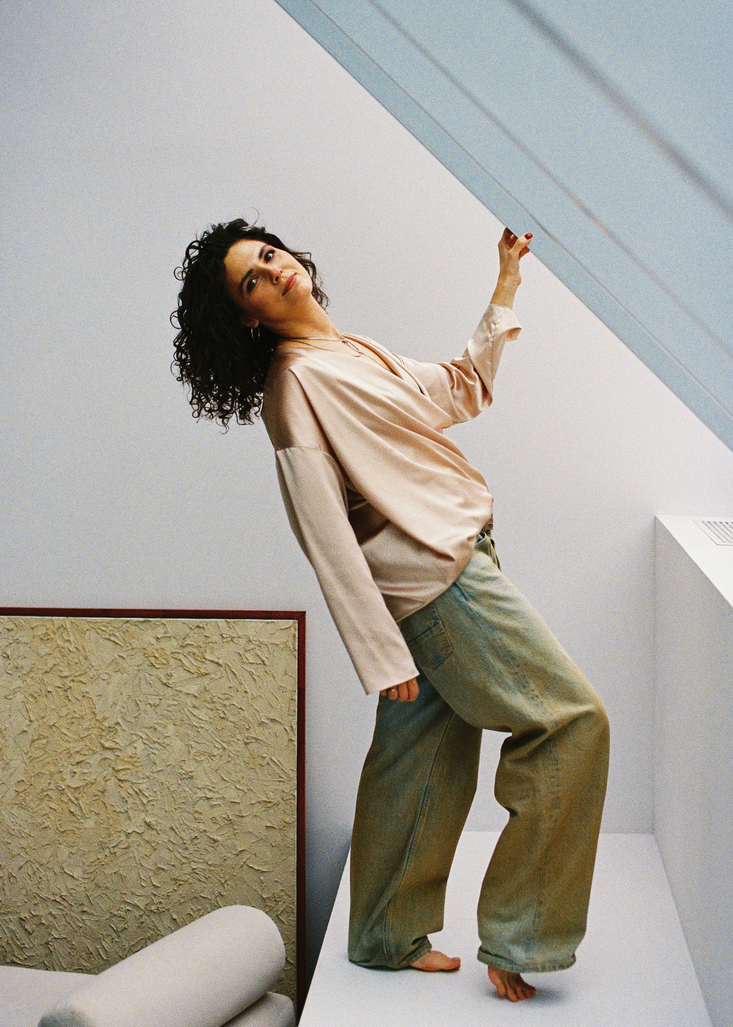 Портретная фотосъемка на пленку Жанна сидит в кресле светлая одежда натуральный свет Kodak Gold фотограф Ксения Давыдова