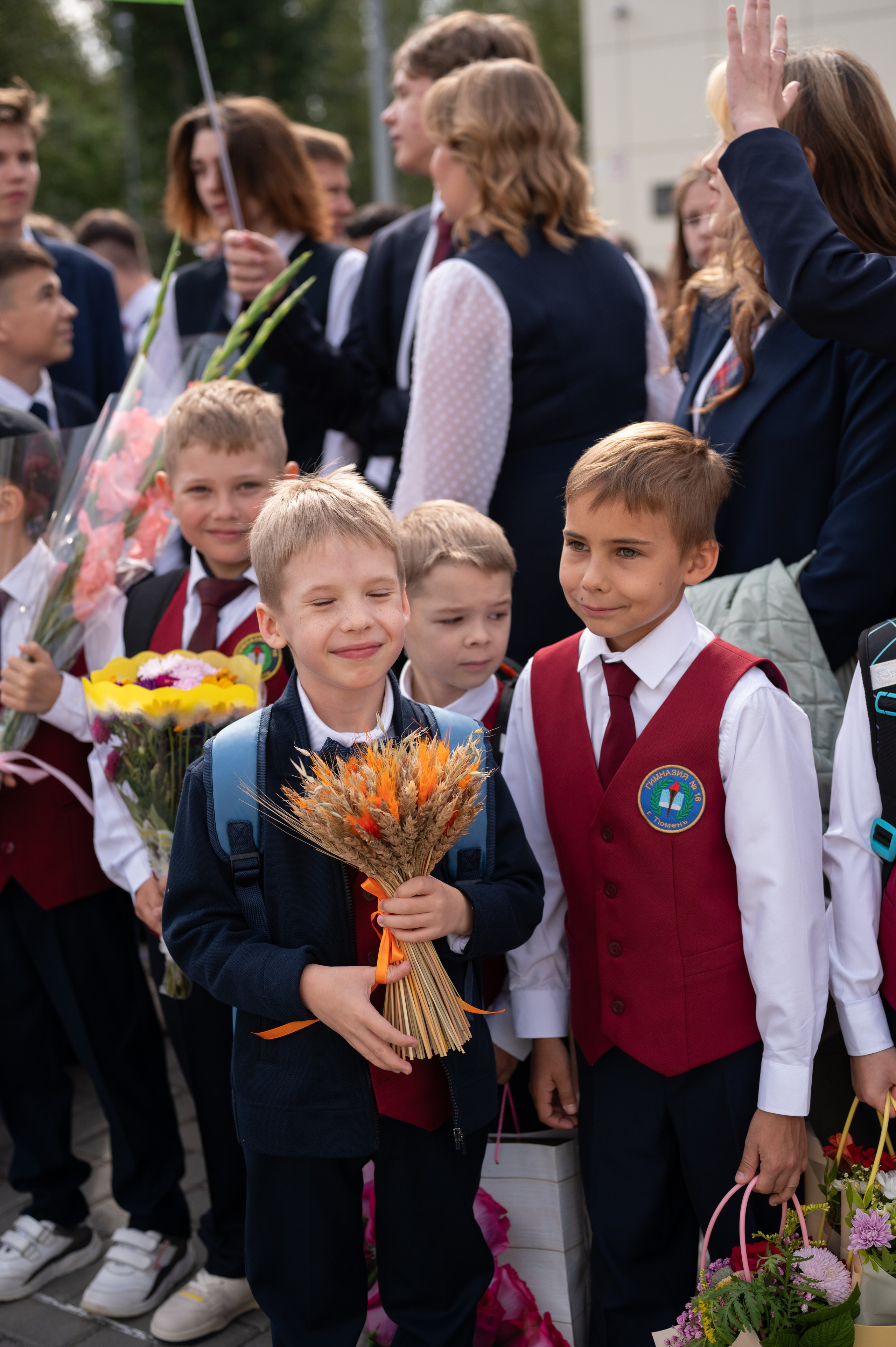 1 сентября 16 гимназия 2 класс (линейка + в классе+ на улице). Фотограф новорожденных, семейный детский в Тюмени Татьяна Морозова