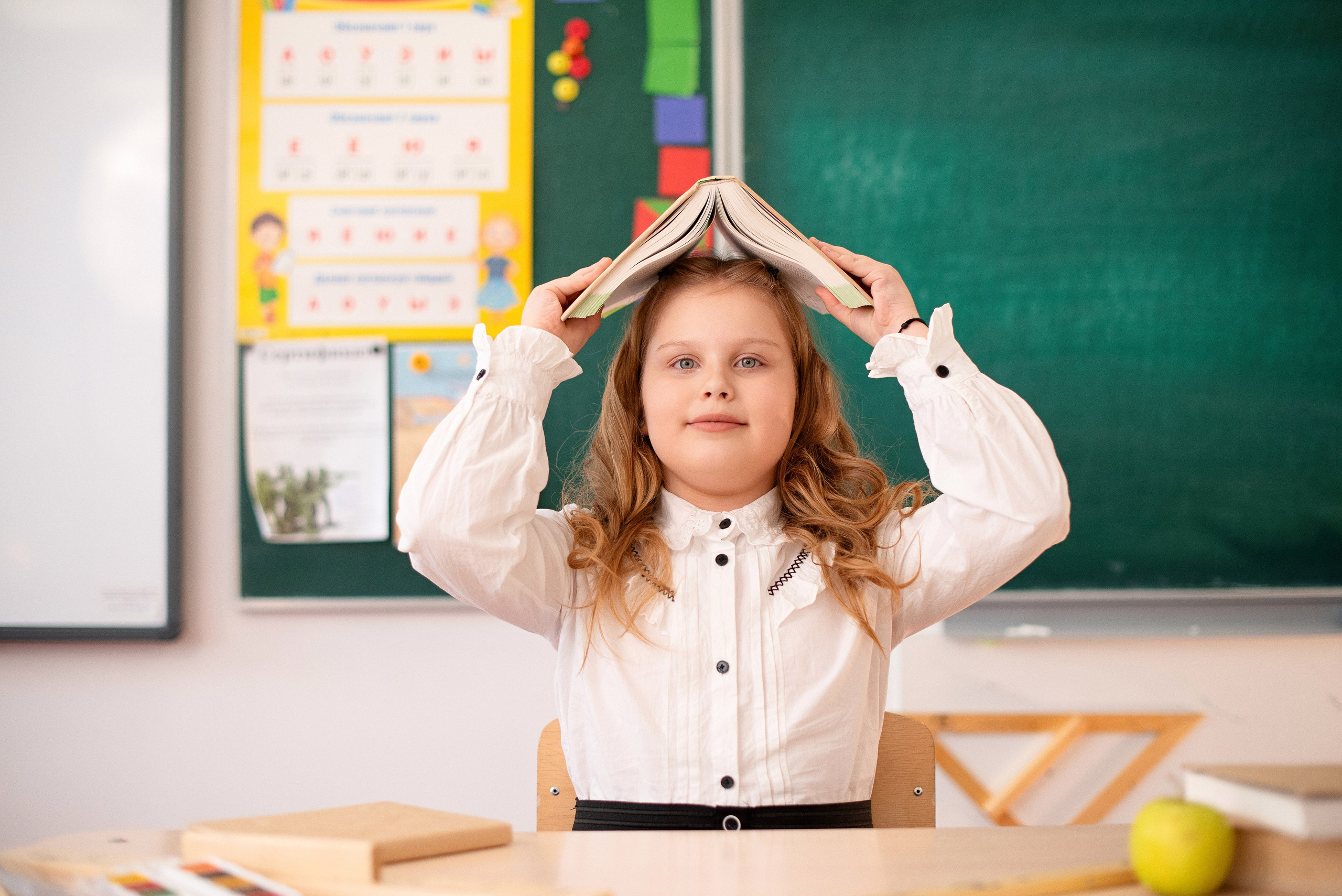 Профессиональная фотография ученика средней школы города Сургут, качественная съемка для школьного альбома, выпускник 2026 года.