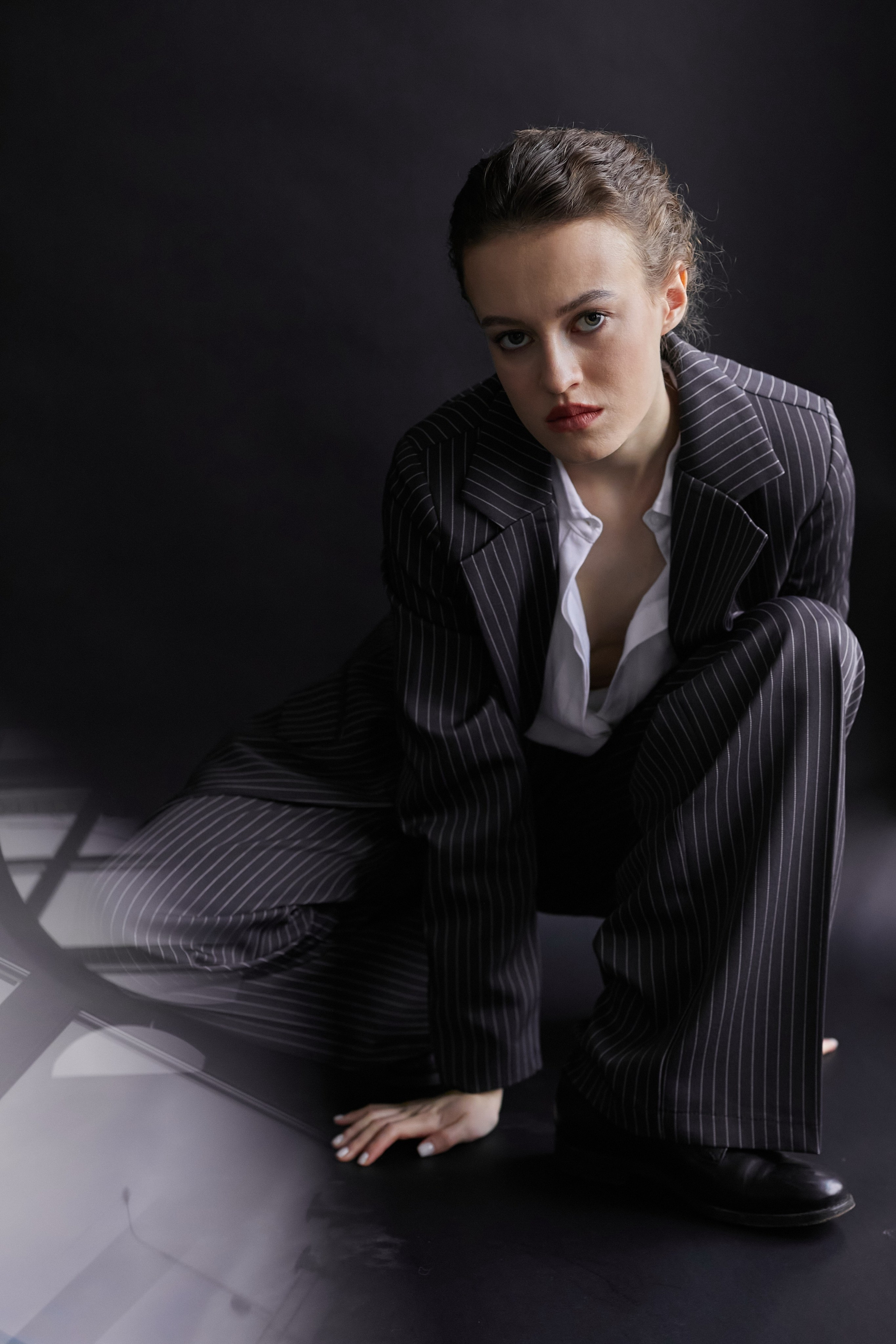 Фотограф в Москве. Студия. Студийный портрет. Девушка в пиджаке. Девушка на стуле на черном фоне. Красивая девушка в мужском костюме. Женский портрет.
