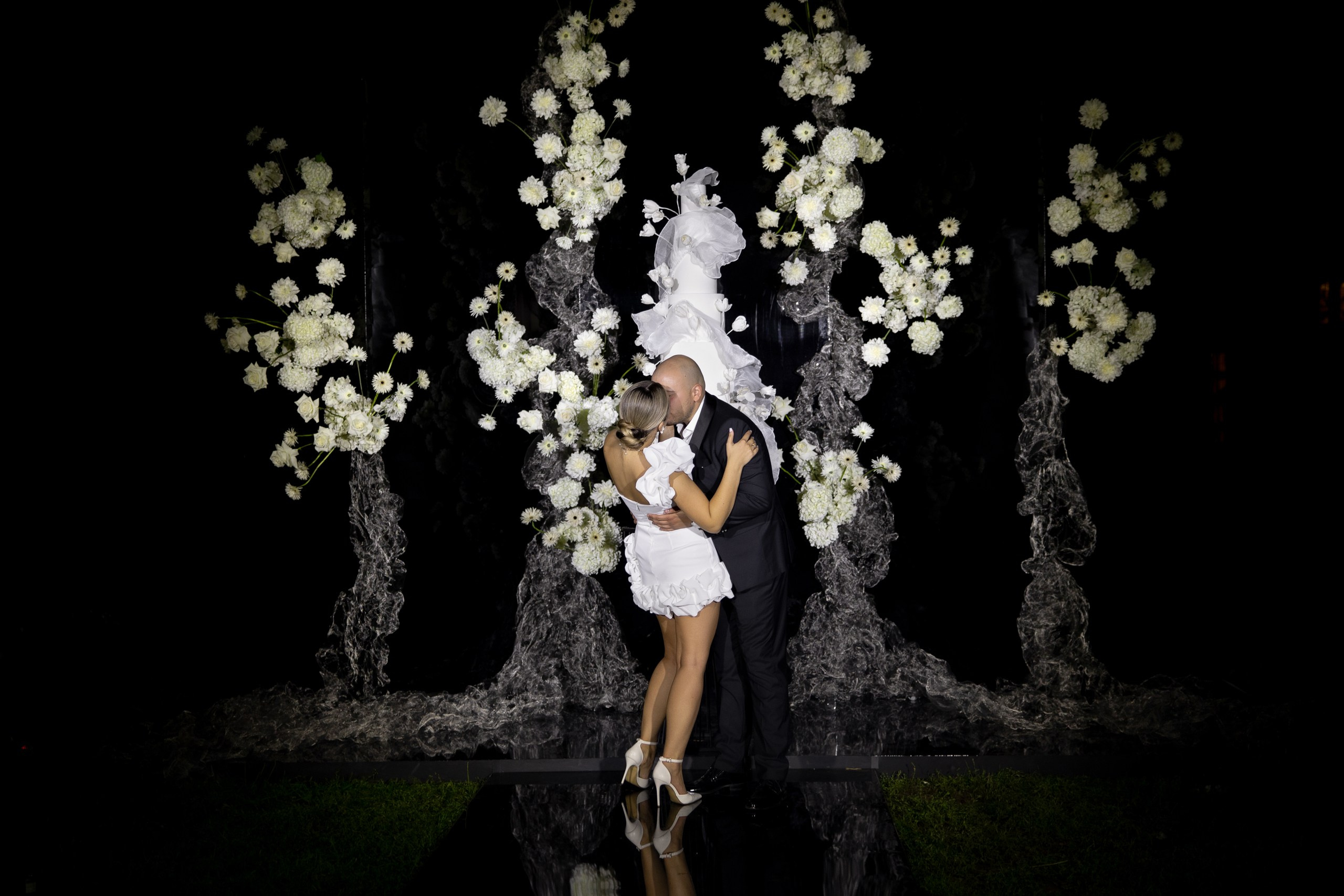 Здравствуйте! Я свадебный фотограф из Ульяновска, работаю в том числе по всей России и с выездом за границу. Снимаю свадьбы, lovestory, корпоративы, светский репортаж. Провожу обучение по фотографии, мастер-классы и воркшопы для других фотографов.