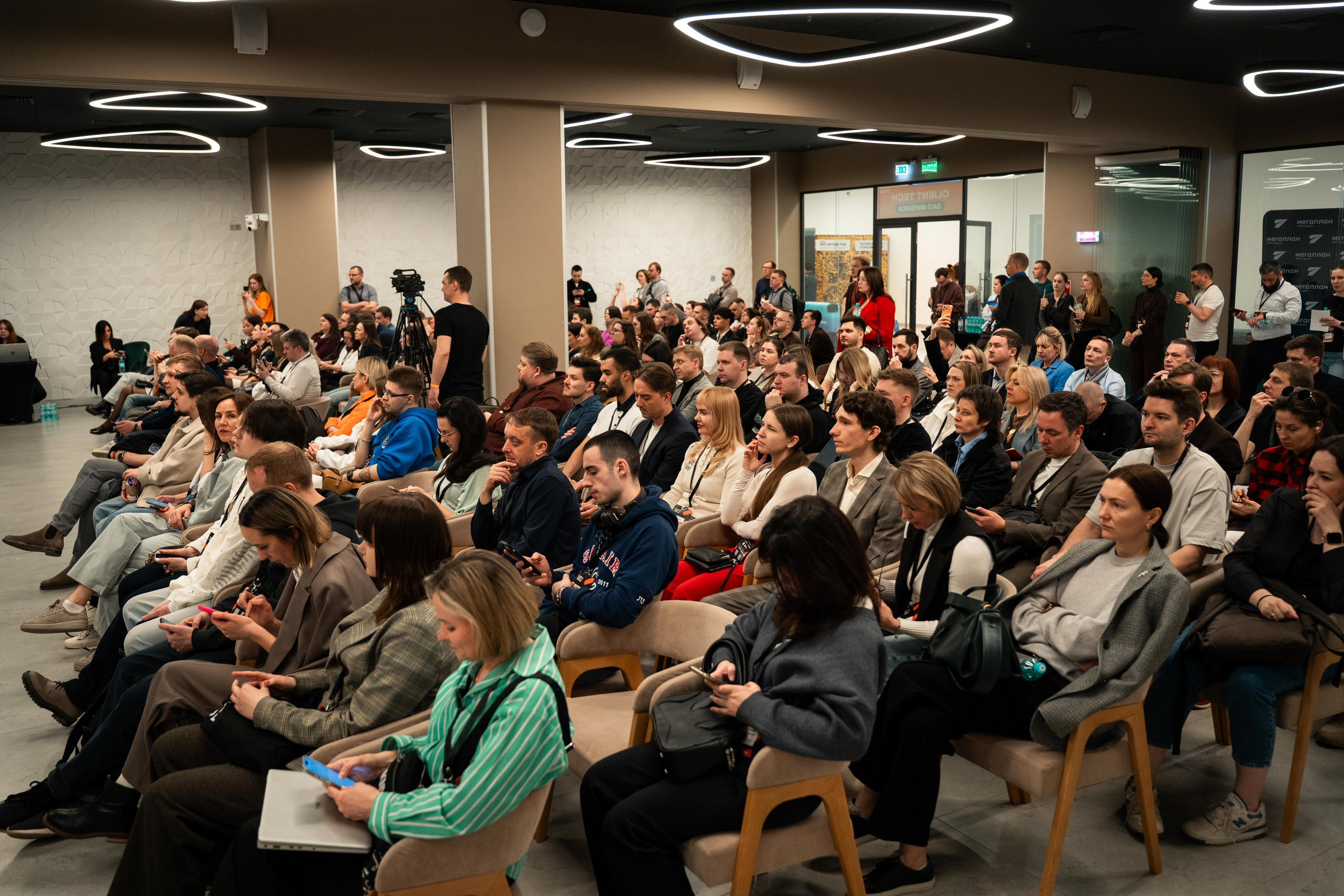 Global Tech Forum 27.03.2026. Коммерческий и художественный фотограф и видеограф в Москве Арсений Тургенев
