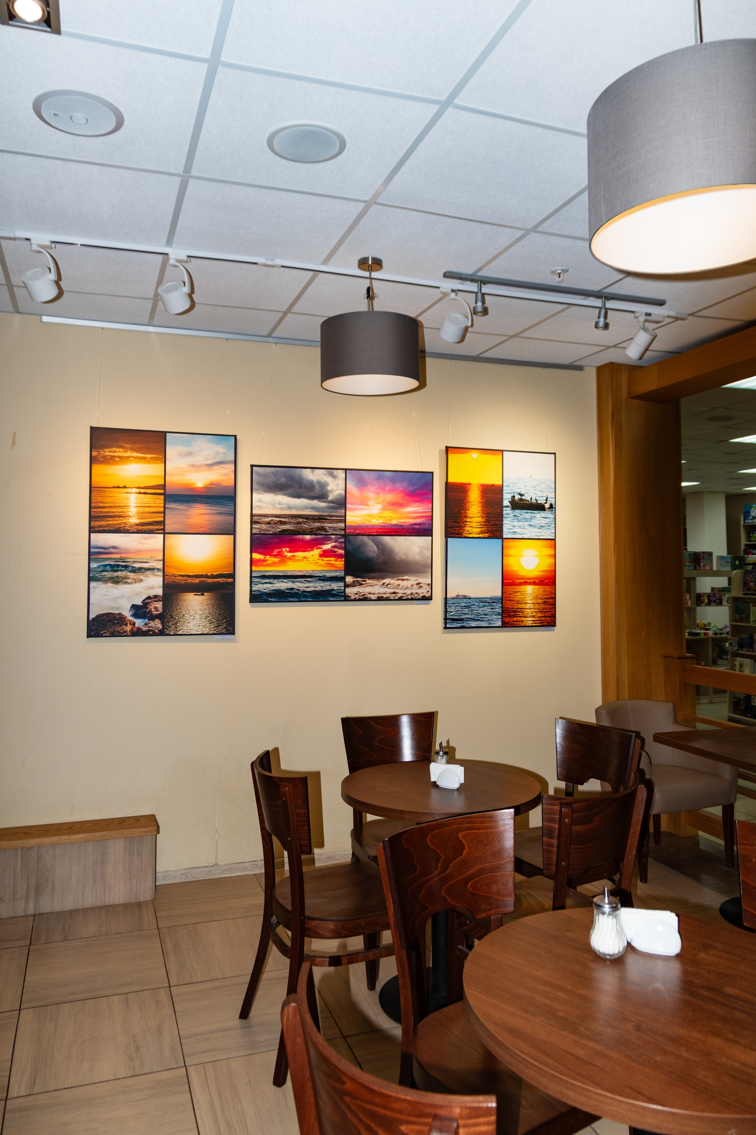 Фотовыставка в Доме книги Абракнигабра (Тверь). Фотограф — оформитель. Москва — Тверь