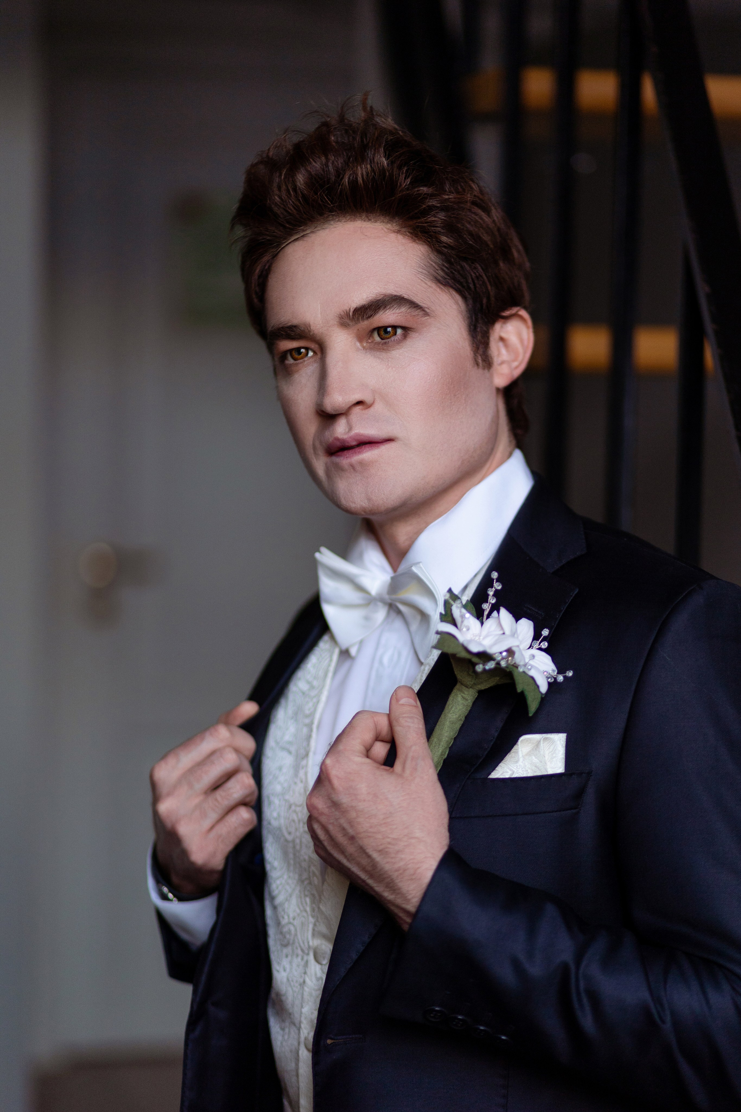 И сам пиджак жених одергивает и поправляет.