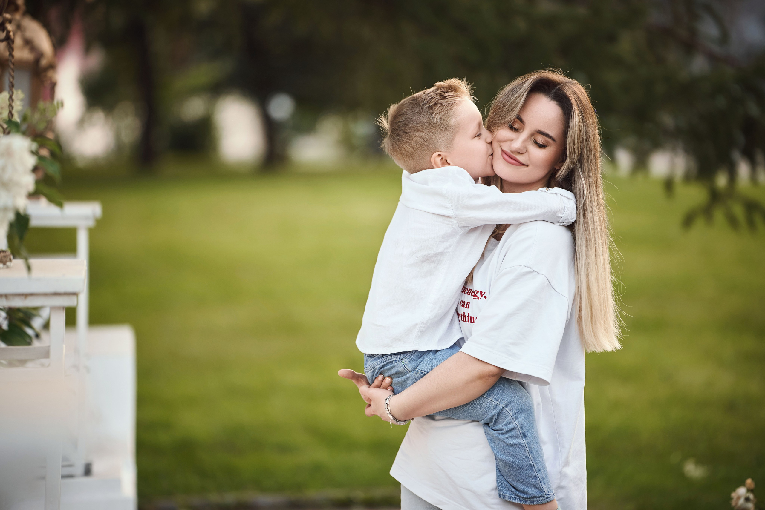 мама держит сына на руках, мама и сын одеты в белые рубашки, фотосессия на против ресторана Московское небо