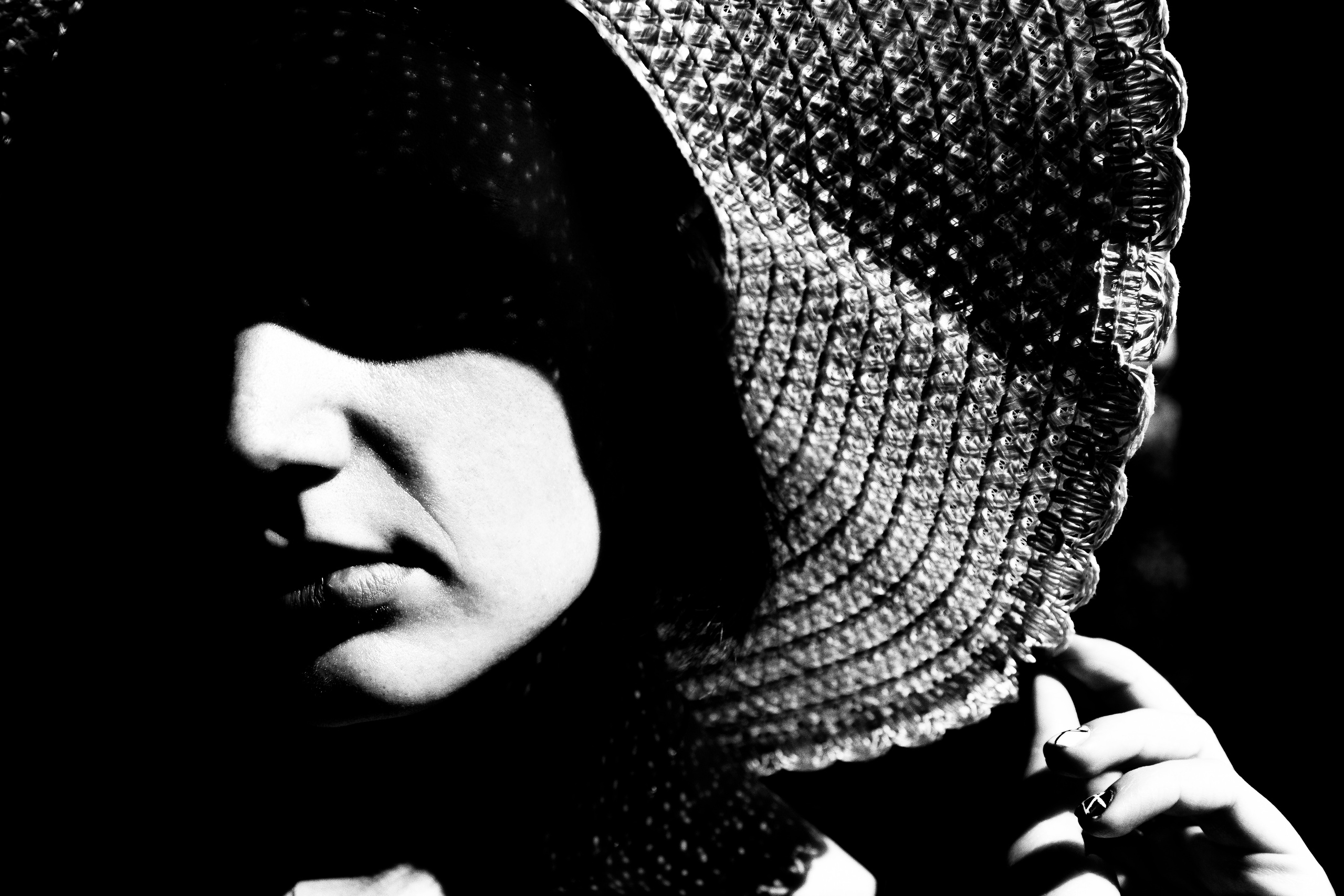 Черно-белый портрет девушки в шляпе