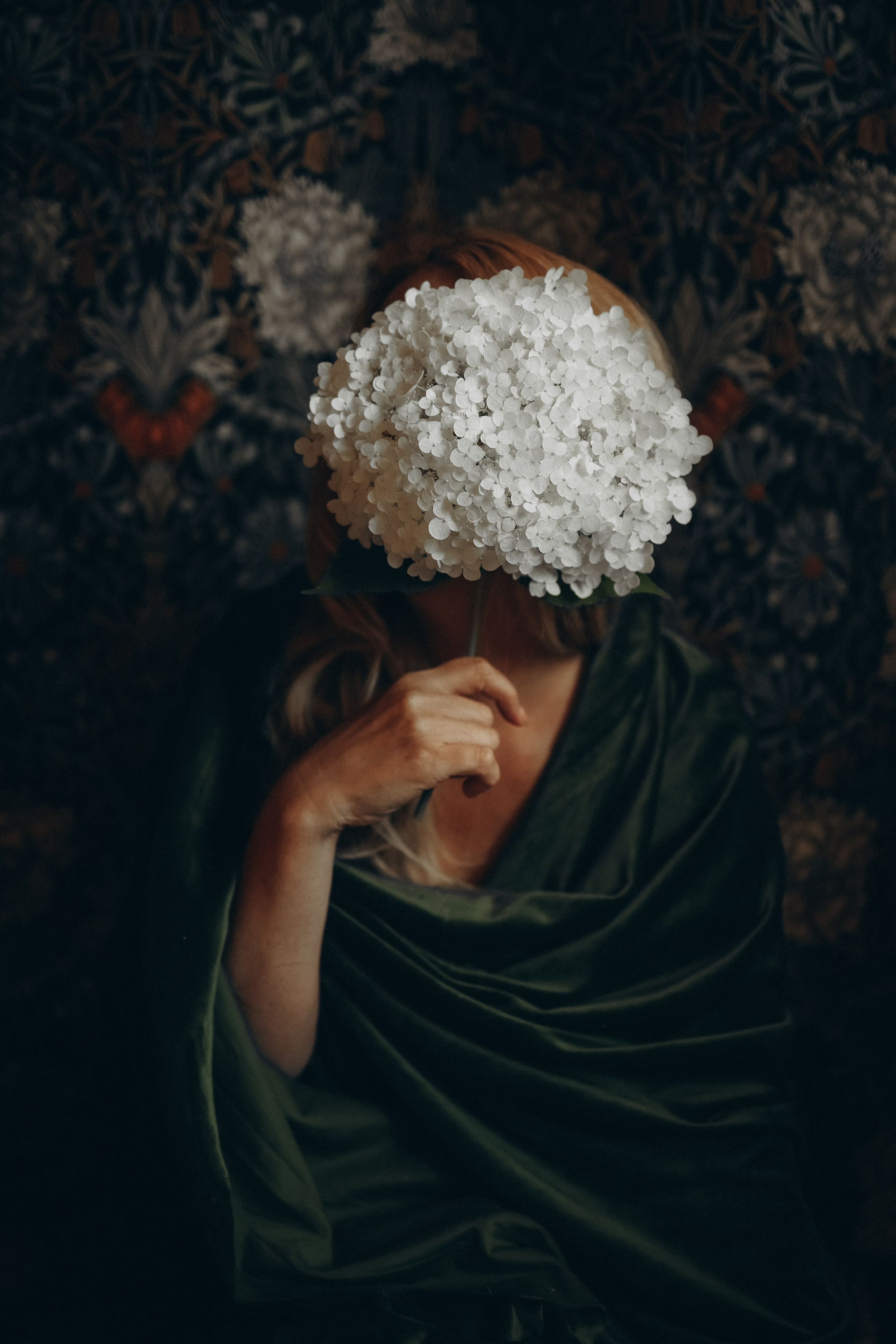 Девушка с цветком 