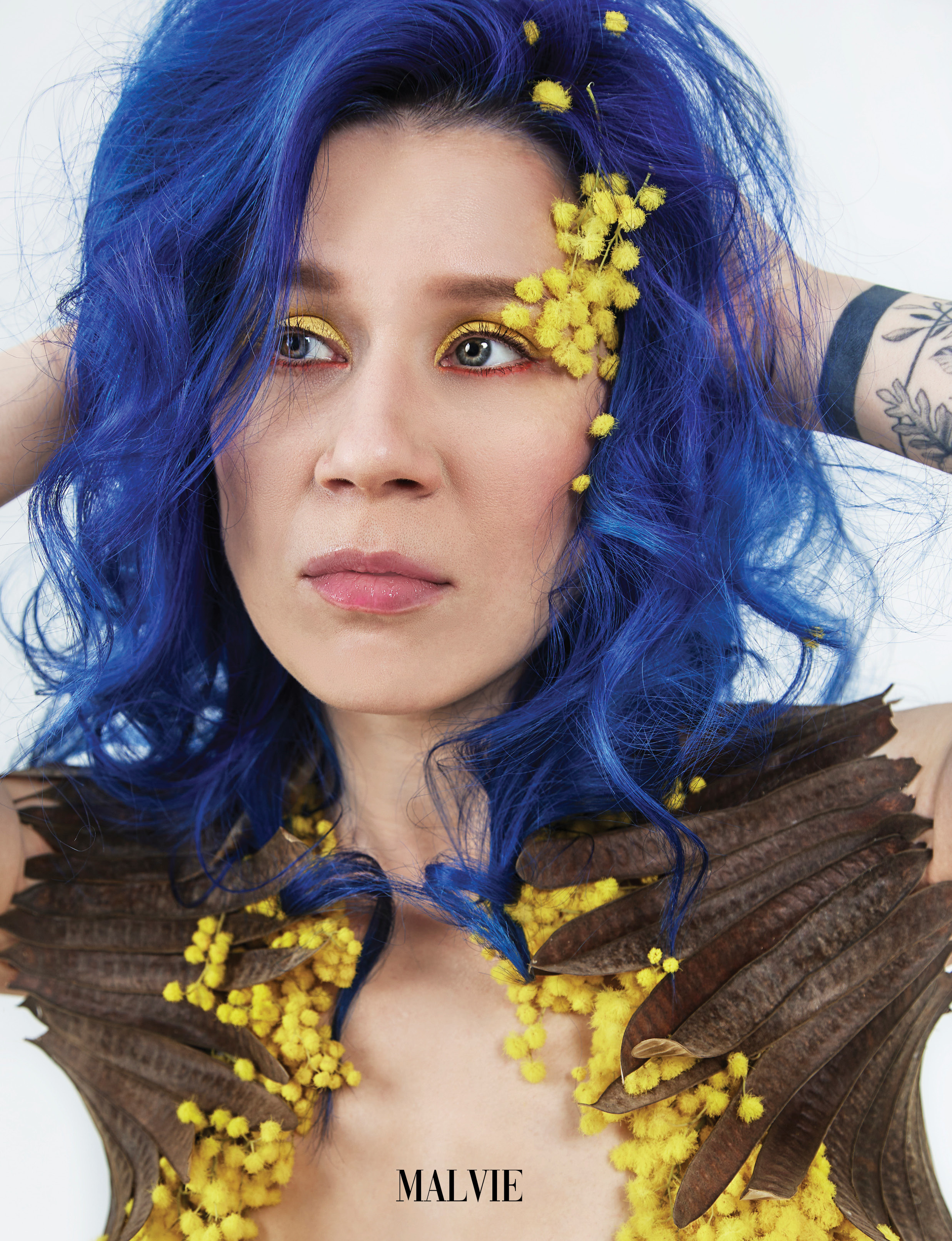 An unconventional look combining blue hair and yellow mimosa. Blue and yellow beauty