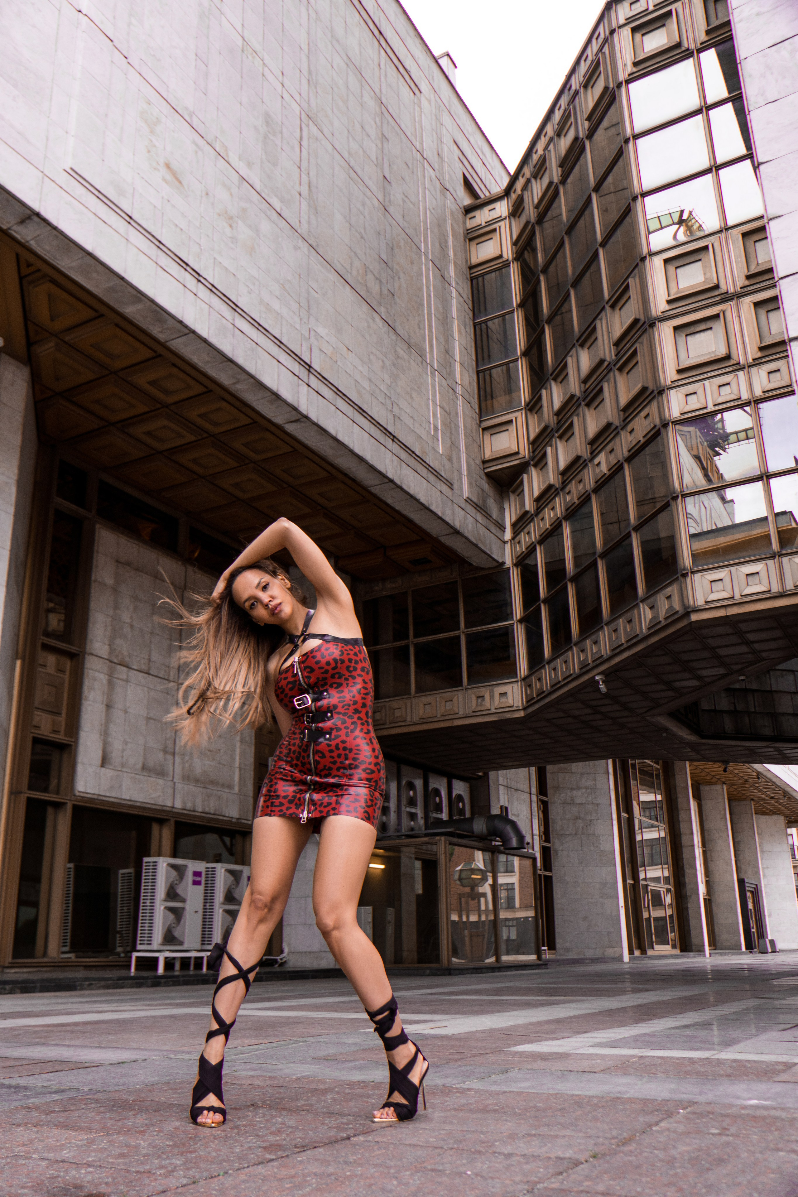 фэшн фото модели в кожаном мини платье на территории РАН