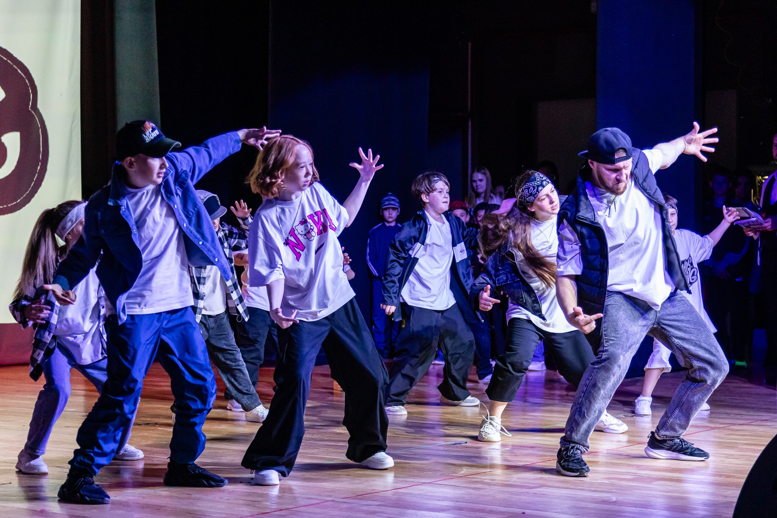 Танцевальные коллектив на сцене дворца культуры