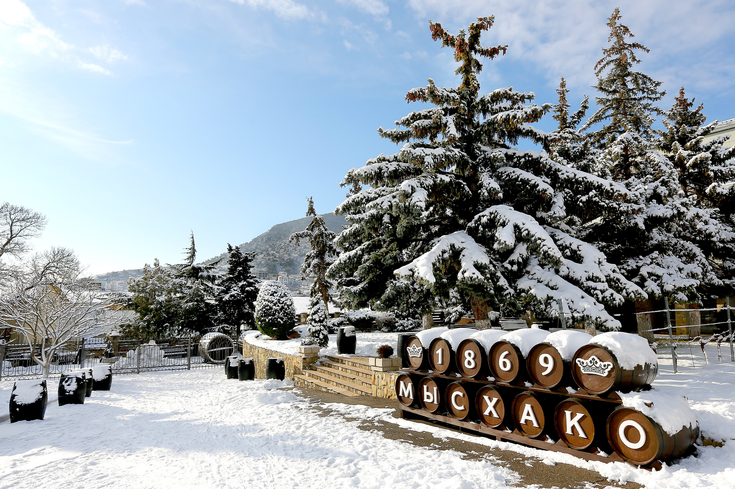 Мысхако зимой, винзавод