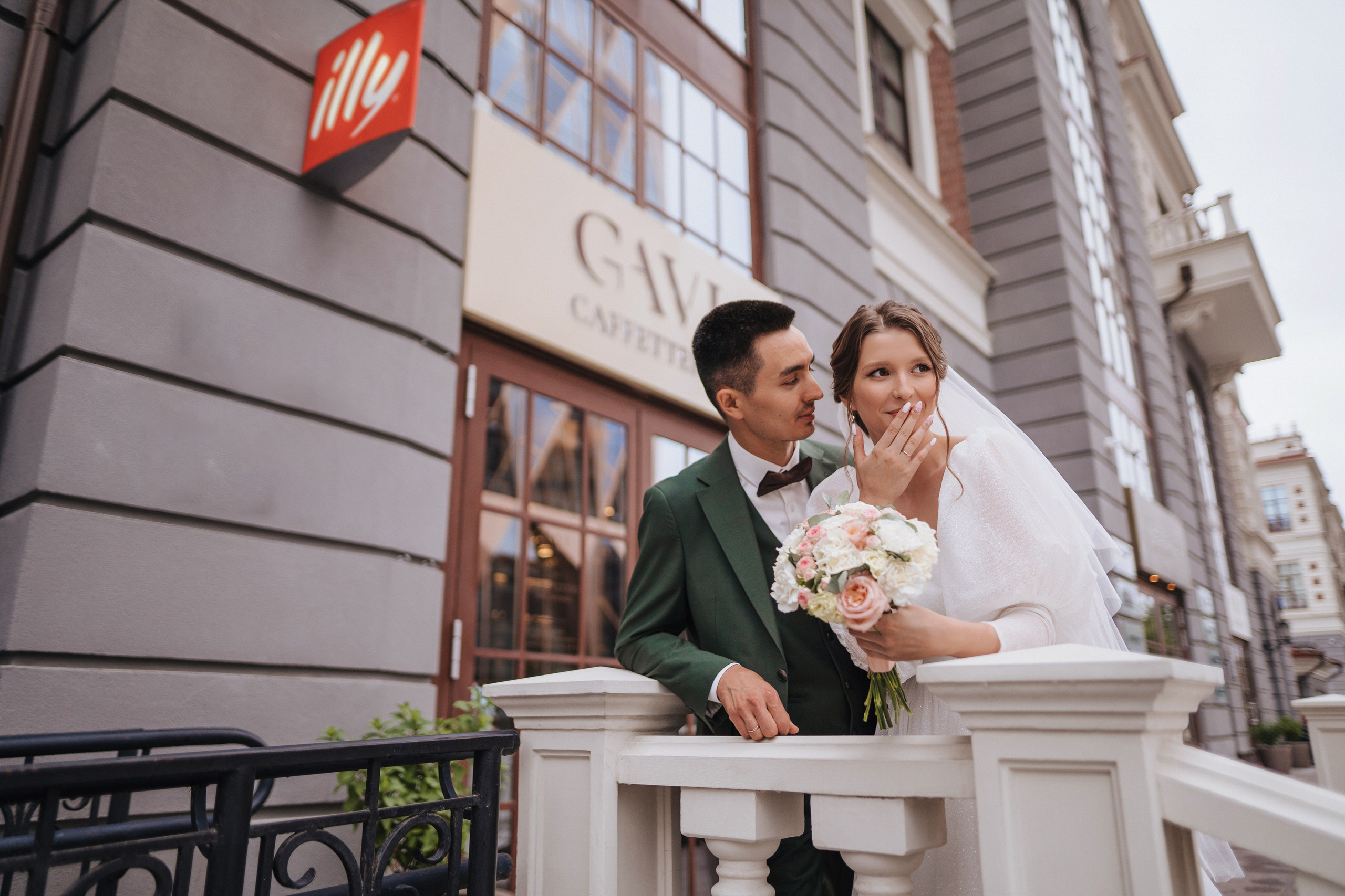 Свадебная фотосессия в Екатеринбурге у ресторана