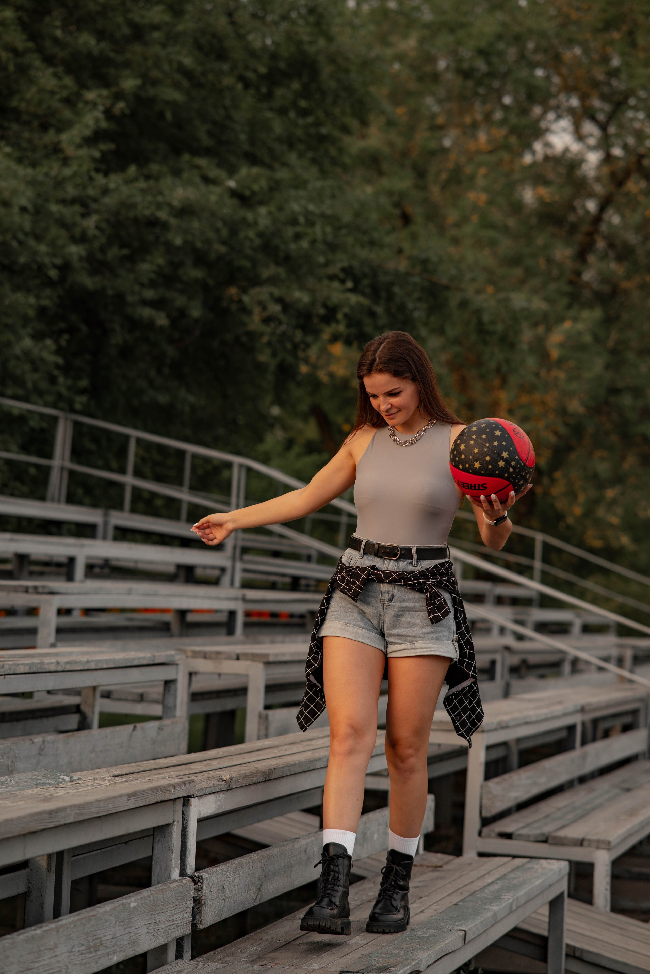 Девушка- спортсменка на стадионе города Абакана при закатном солнце. Семейный и свадебный фотограф в Абакане Юлия Су