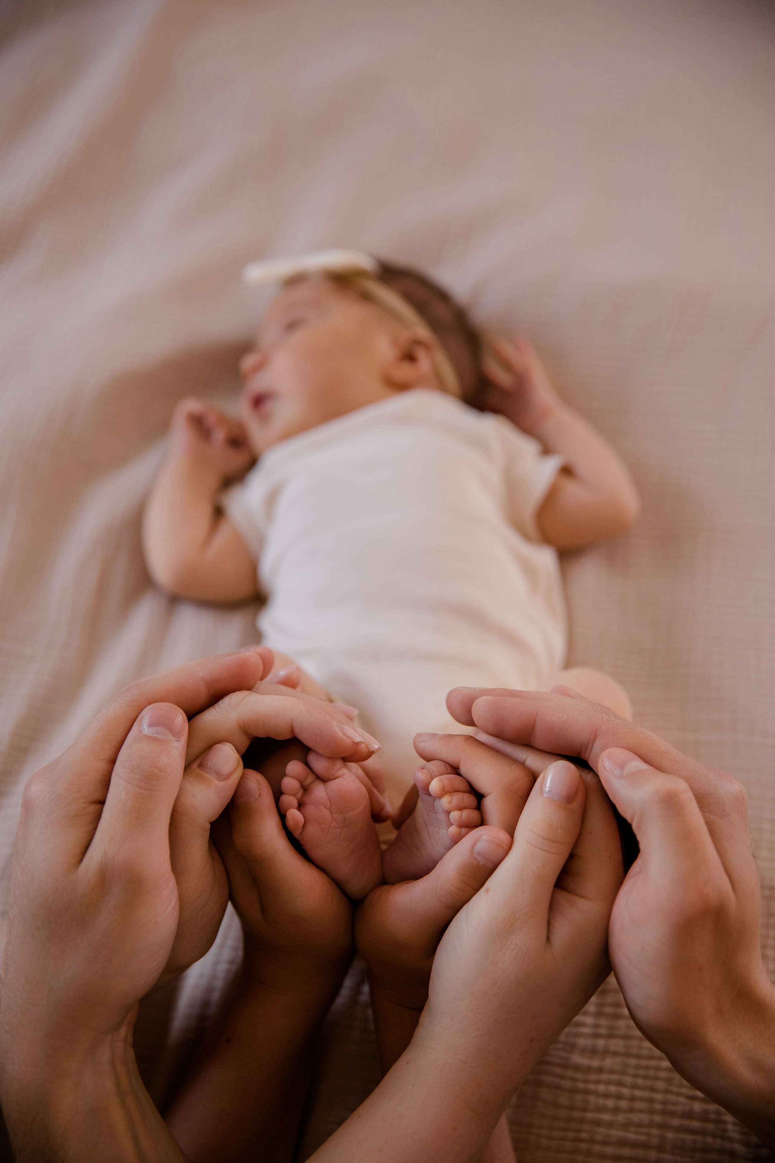 Новорожденная Ульяна в уюте дома. Семейный и детский фотограф в Москве Вера Ускова