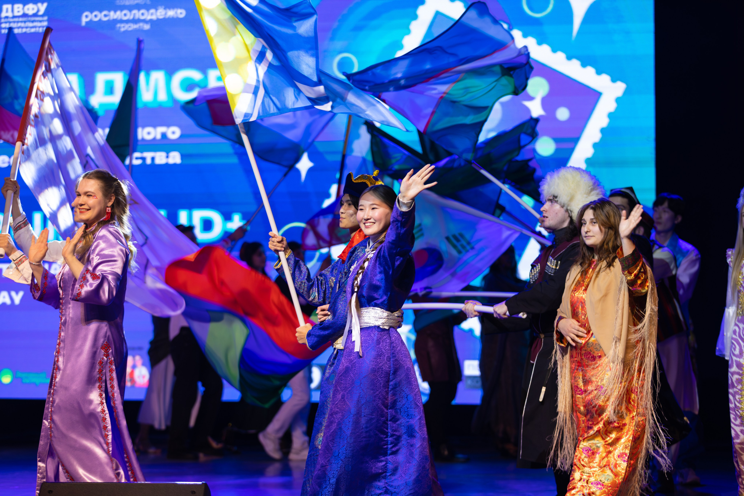 День международного студенческого единства в ДВФУ. Олег Катакинов| Репортажный фотограф в городе у моря (Владивосток)